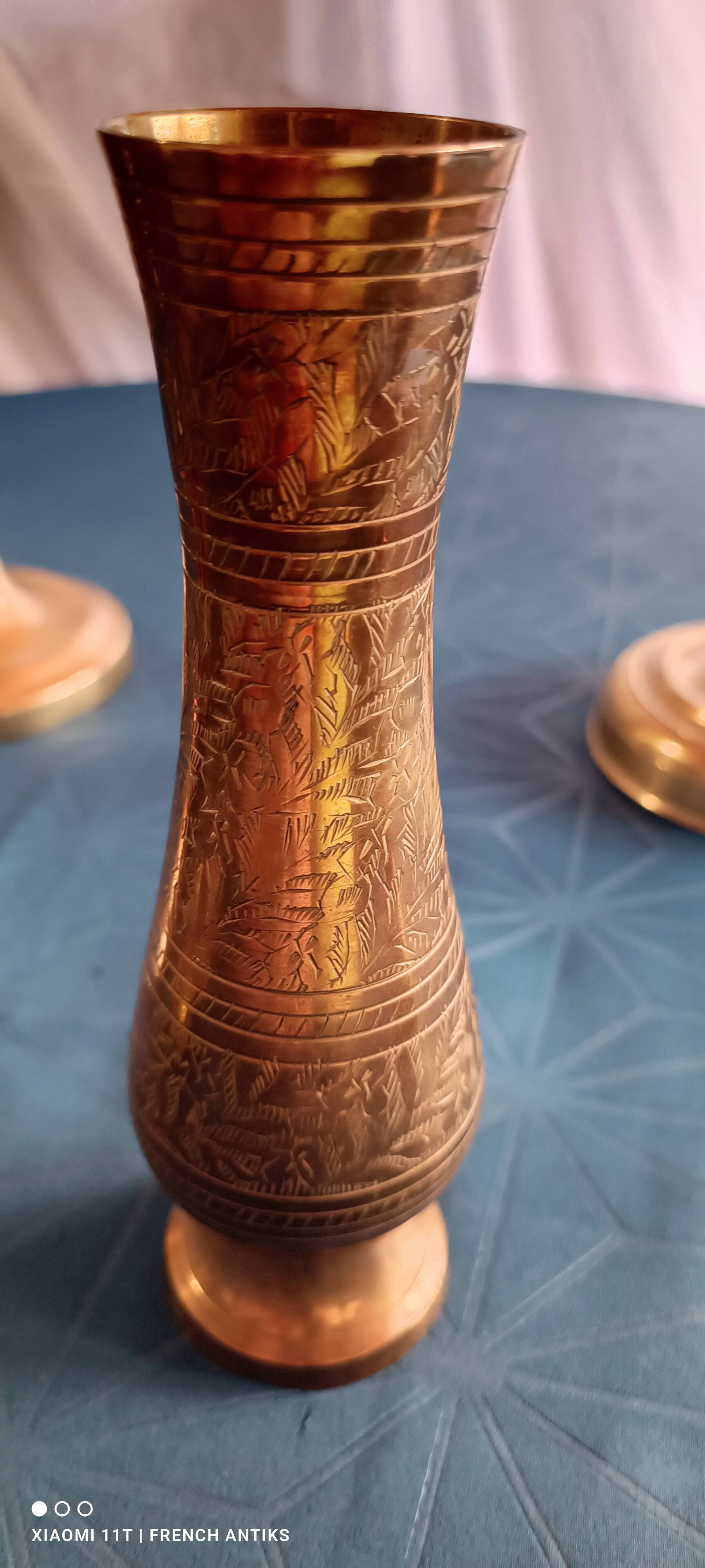 Chiseled brass vase with foliage decoration. Indian craftsmanship from the 19th century.