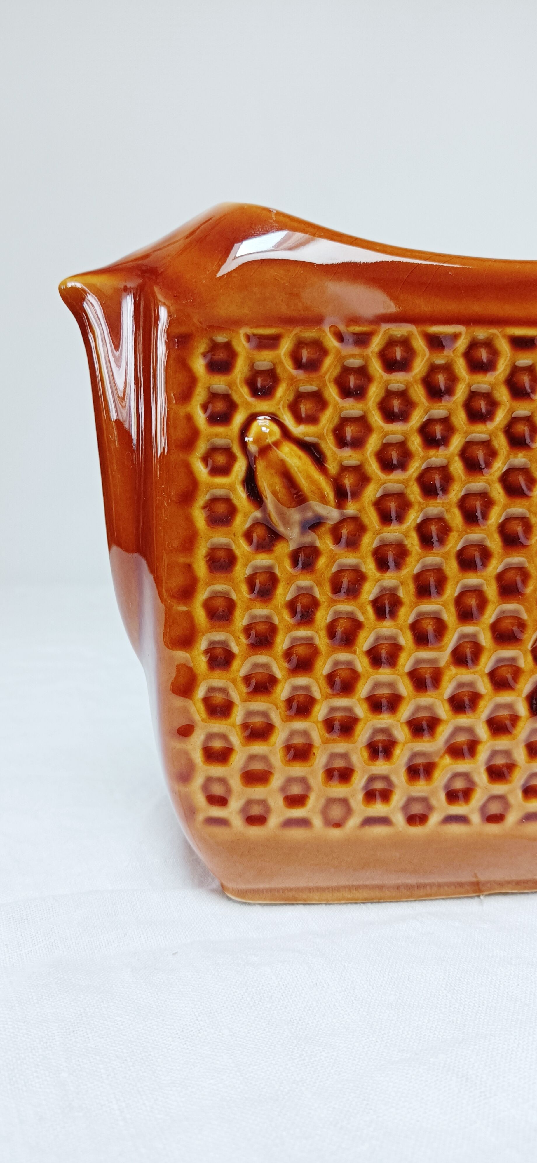 Pichet en barbotine de saint clément, décor ruche abeilles