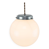 Petite lampe suspendue en opaline et métal de style mid-century italien
