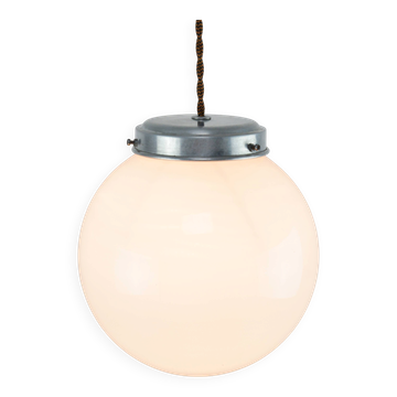 Petite lampe suspendue en opaline et métal de style mid-century italien