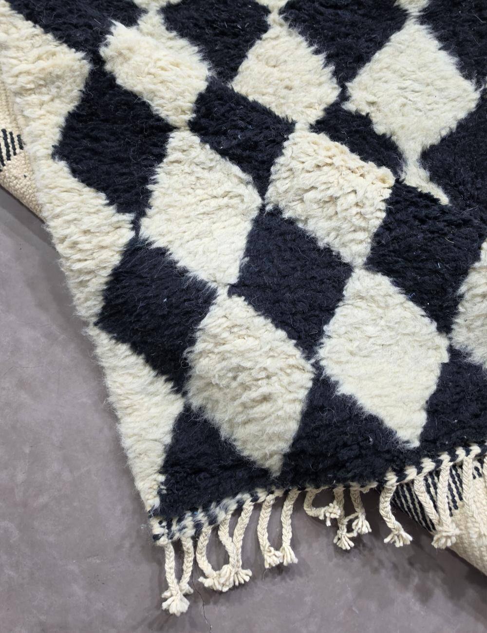 Black and white checkered rug - 300 x 260 cm