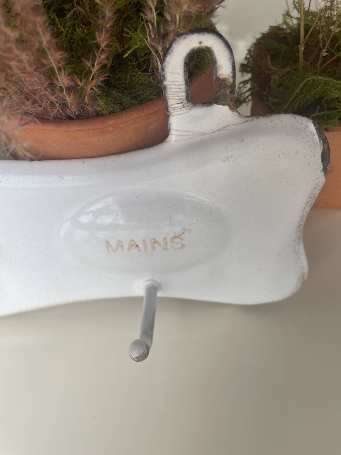 Enamelled sheet metal with inscriptions and hooks