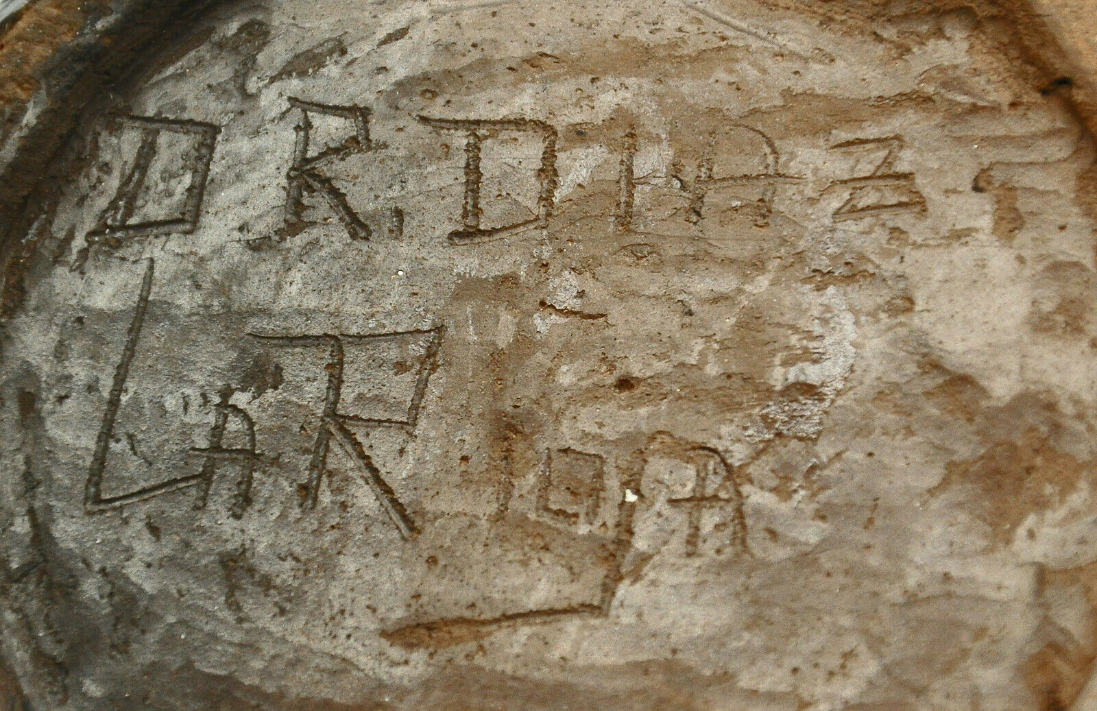 Scarified terracotta vase signed By Dr Diaz La rioja