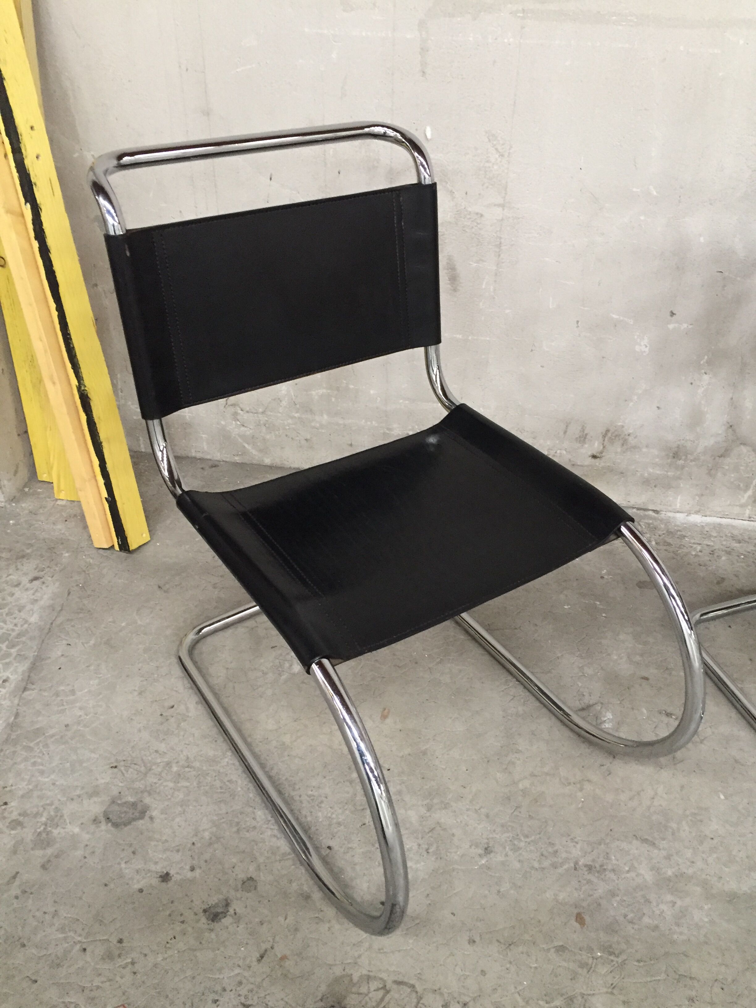 Set of 4 black leather chairs by Ludwig Mies Van Der Rohe