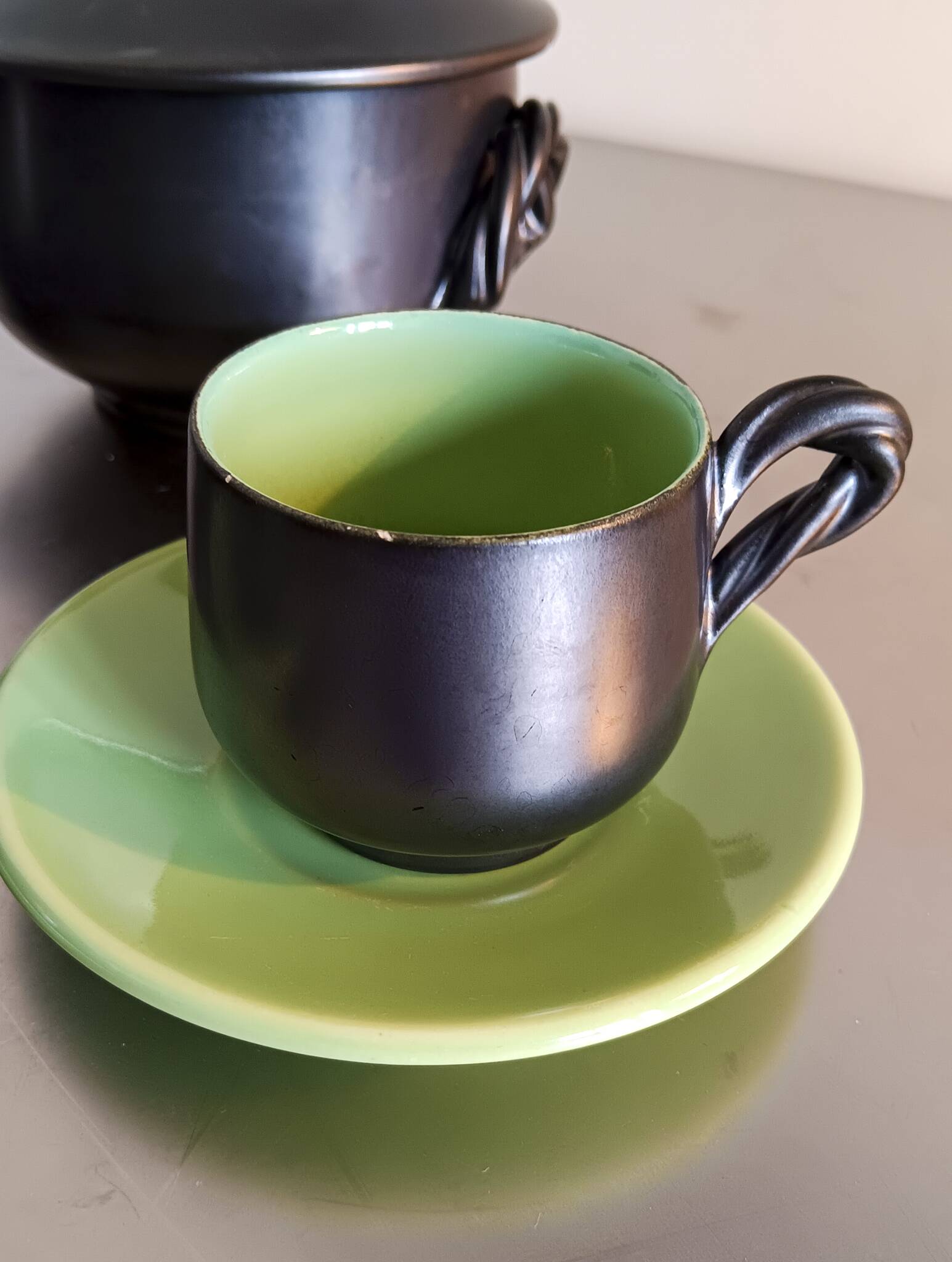 Vallauris Monica Céram coffee set, anthracite black outdoors, green indoors. 9 pieces.