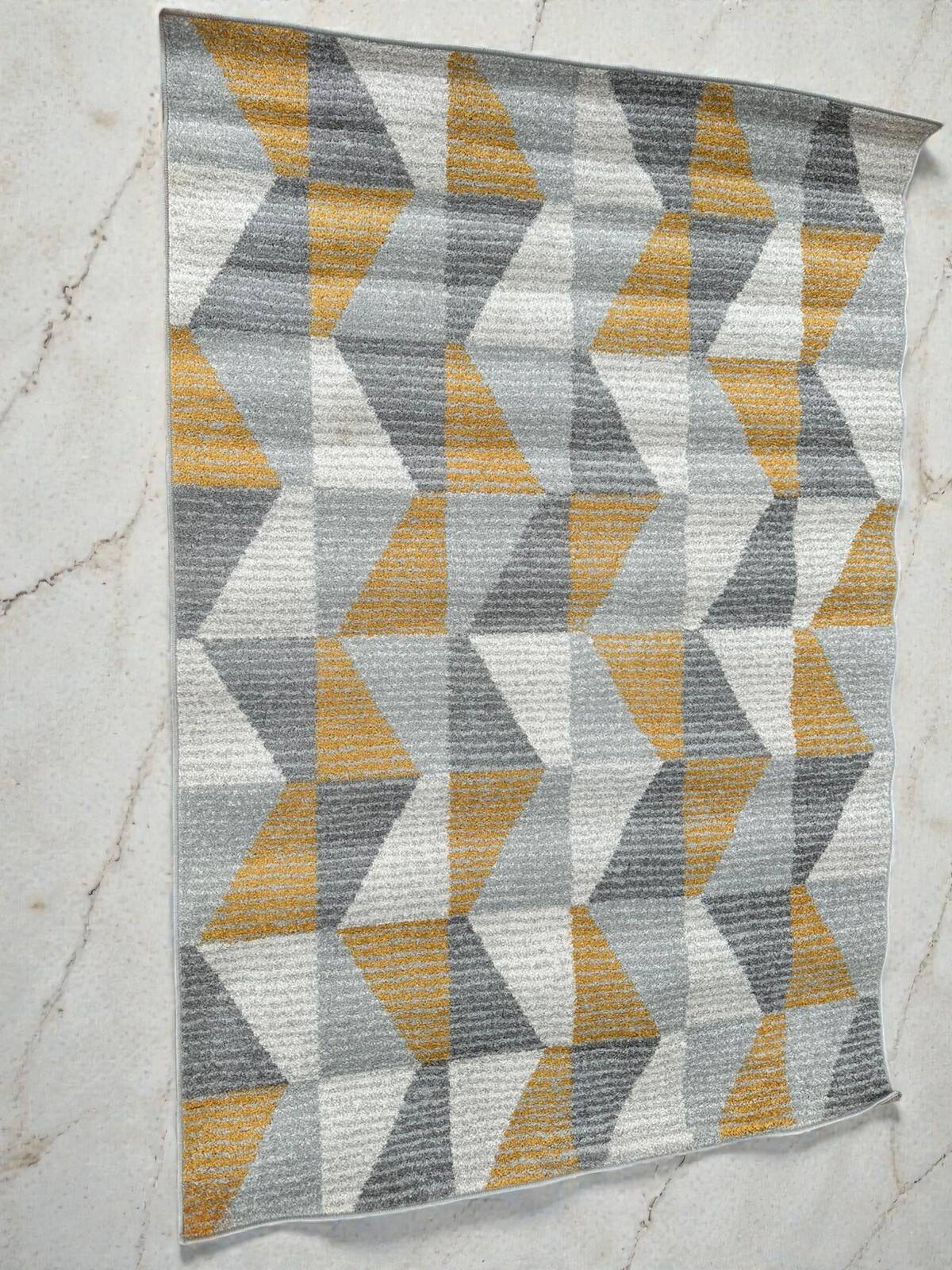 Elegant tricolor rug with geometric pattern