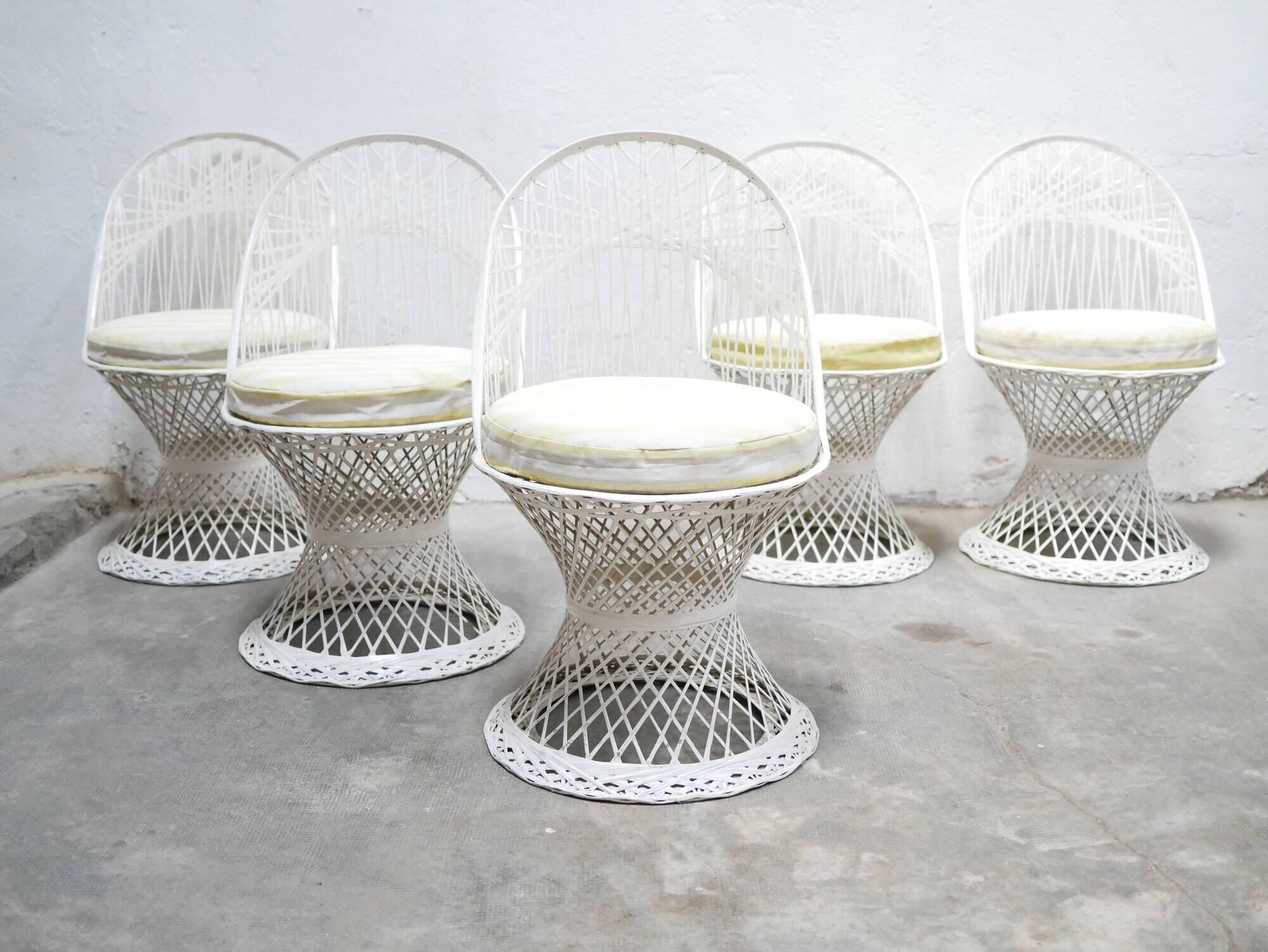 Garden table and 5 vintage fiberglass chairs by Russell Woodard