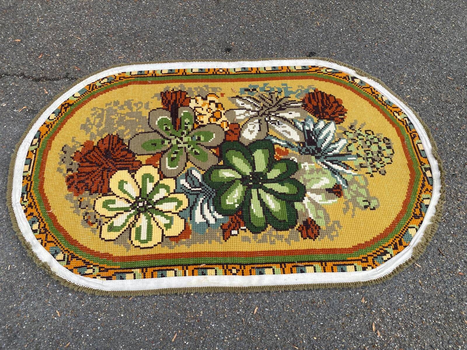Vintage oval rug from the 70s - Pop flower patterns in green & mustard 185x115.