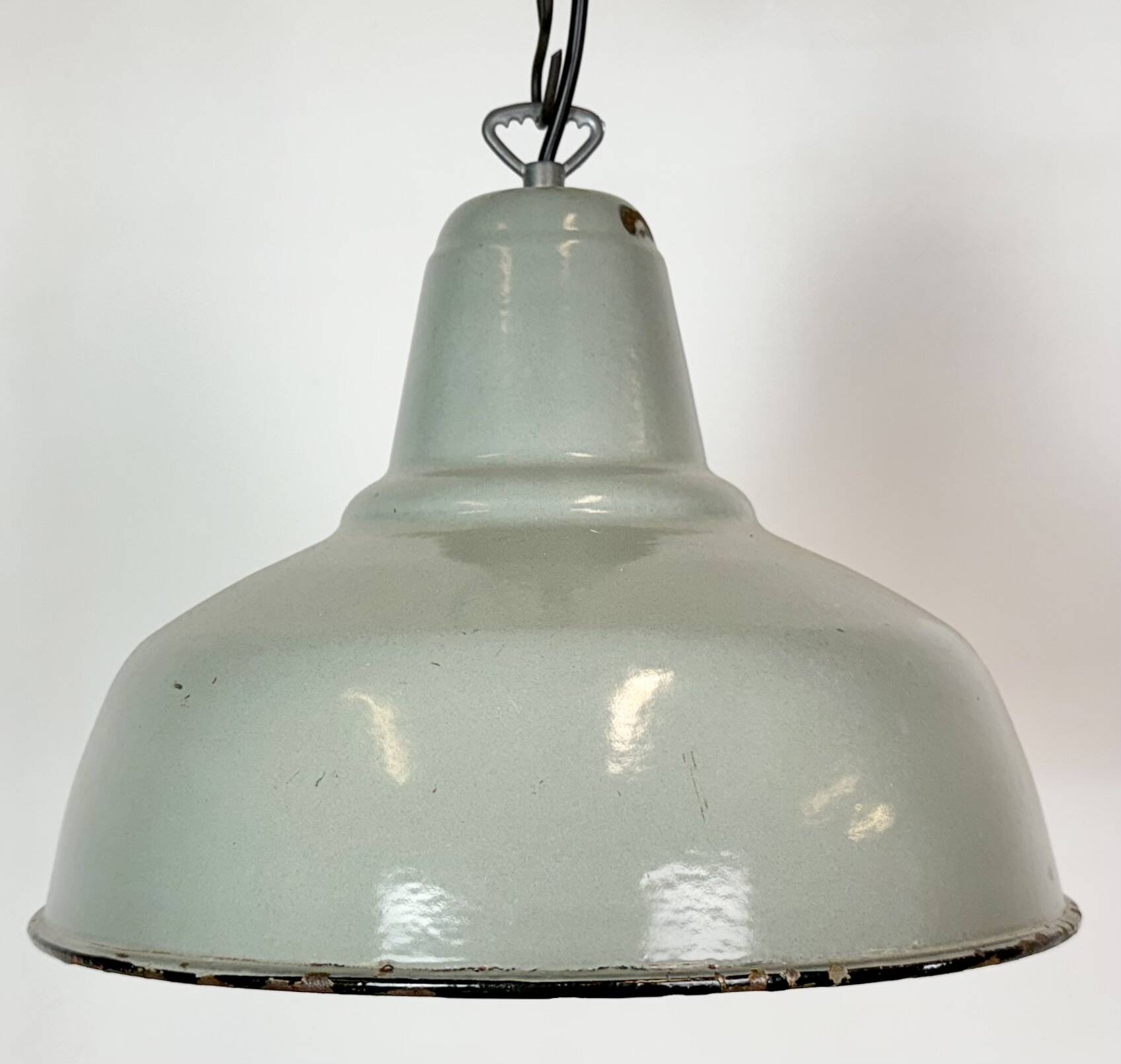 Lampe suspendue en émail gris industriel, années 1960