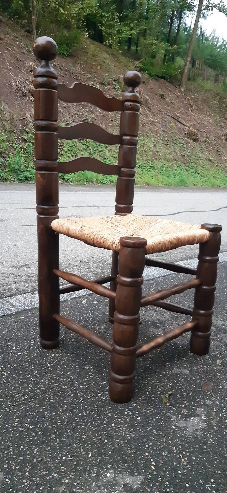 4 chaises brutalistes en bois tourné et paille
