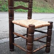 4 chaises brutalistes en bois tourné et paille