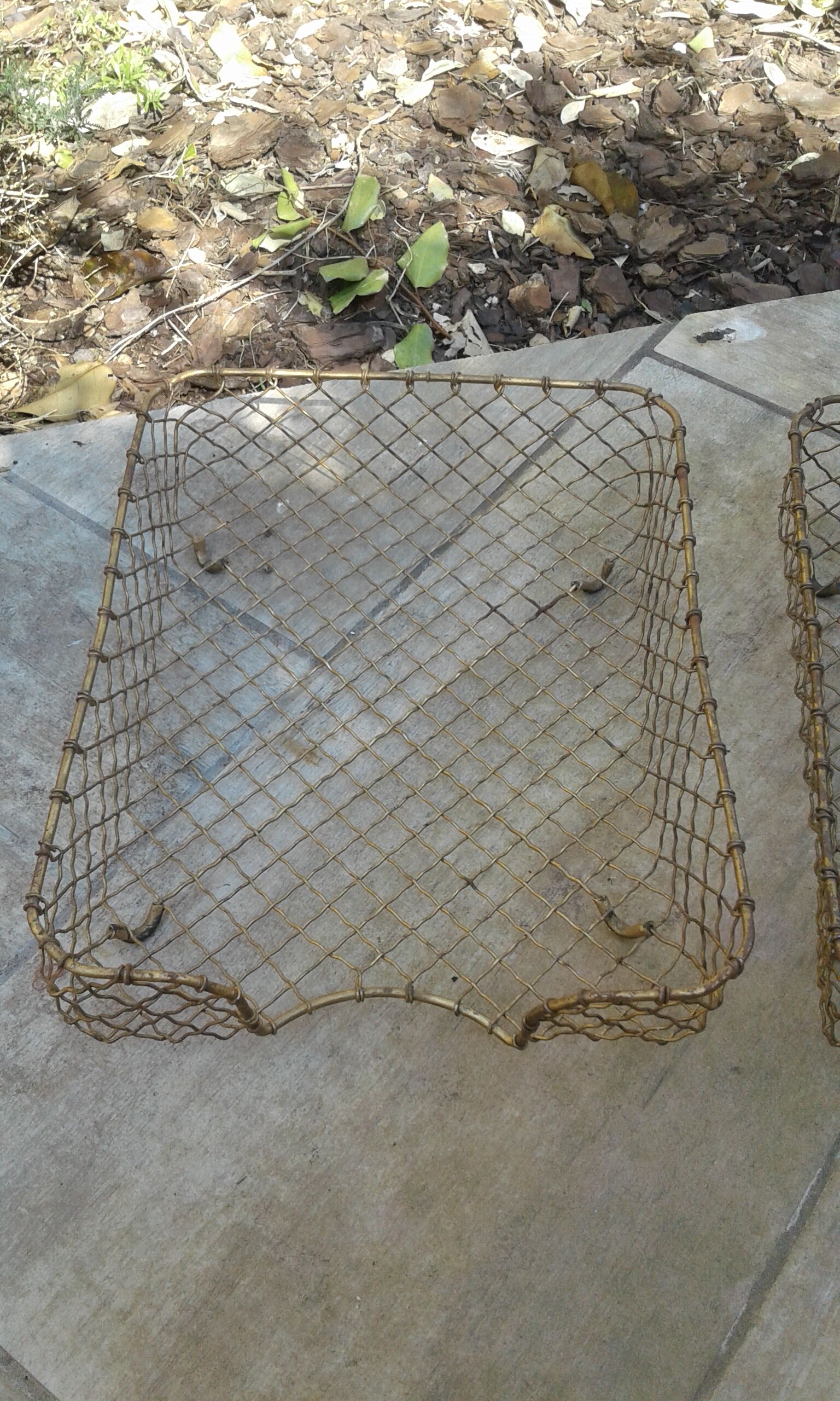 2 mail baskets 40/50