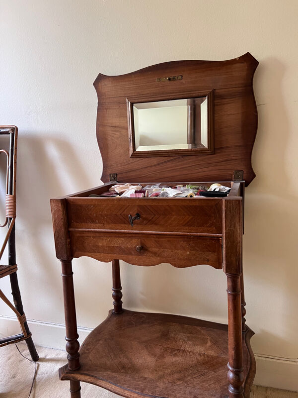 Travailleuse, coiffeuse en bois foncé couleur noyer avec miroir