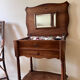 Travailleuse, coiffeuse en bois foncé couleur noyer avec miroir