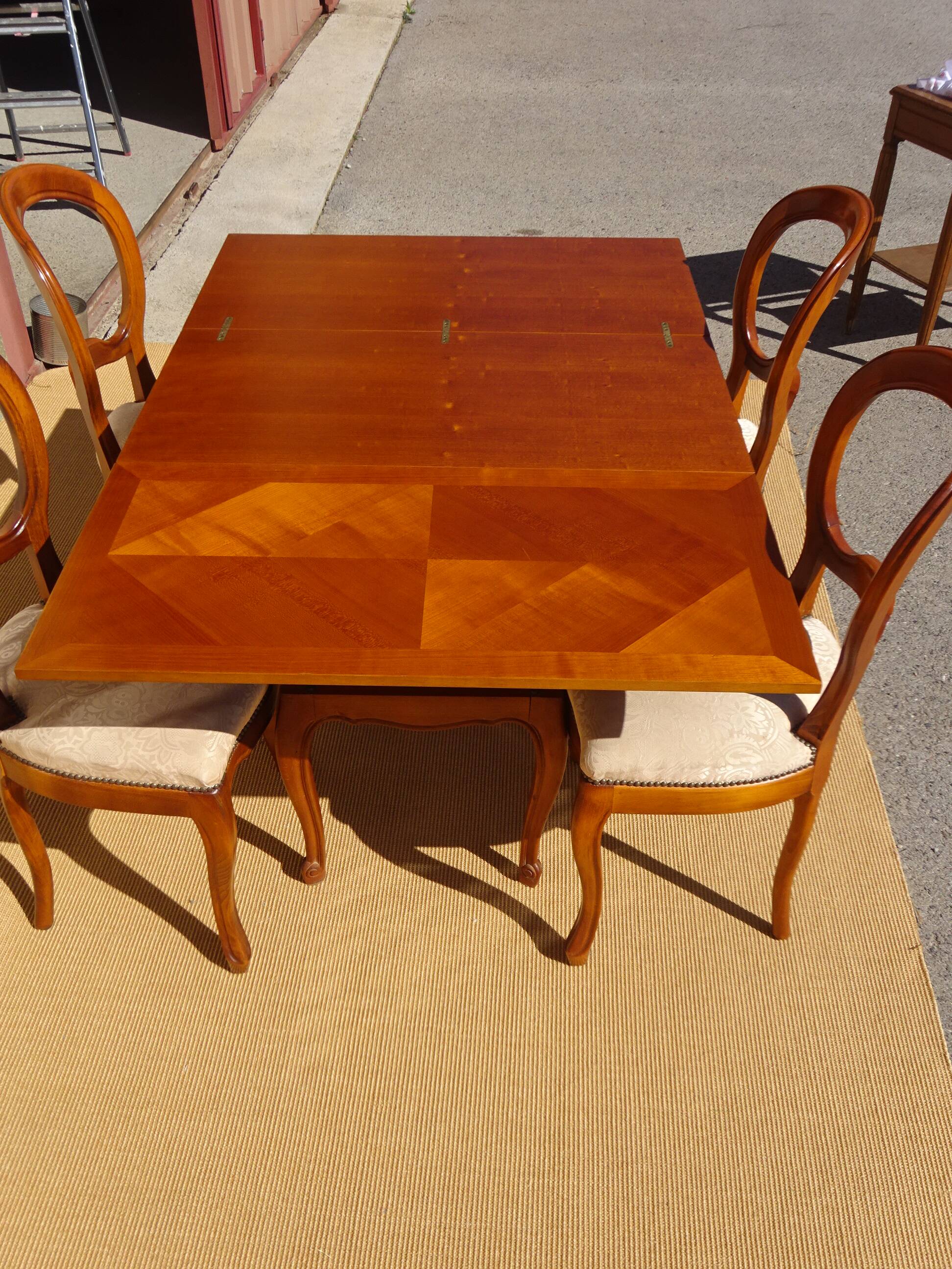 Coffee table that can be converted into a dining table, inspired by A.Ducrot