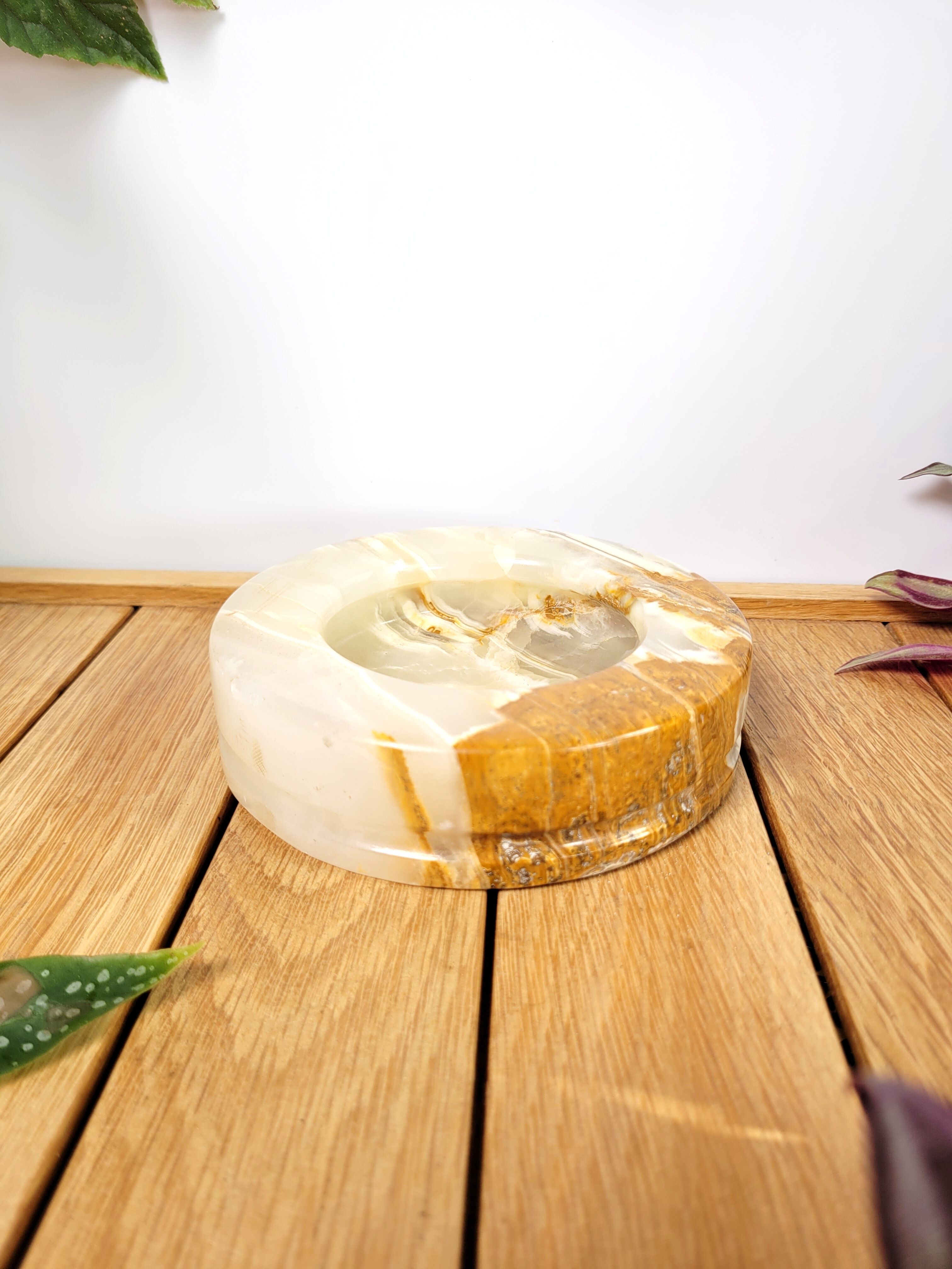 Empty marbled onyx pocket