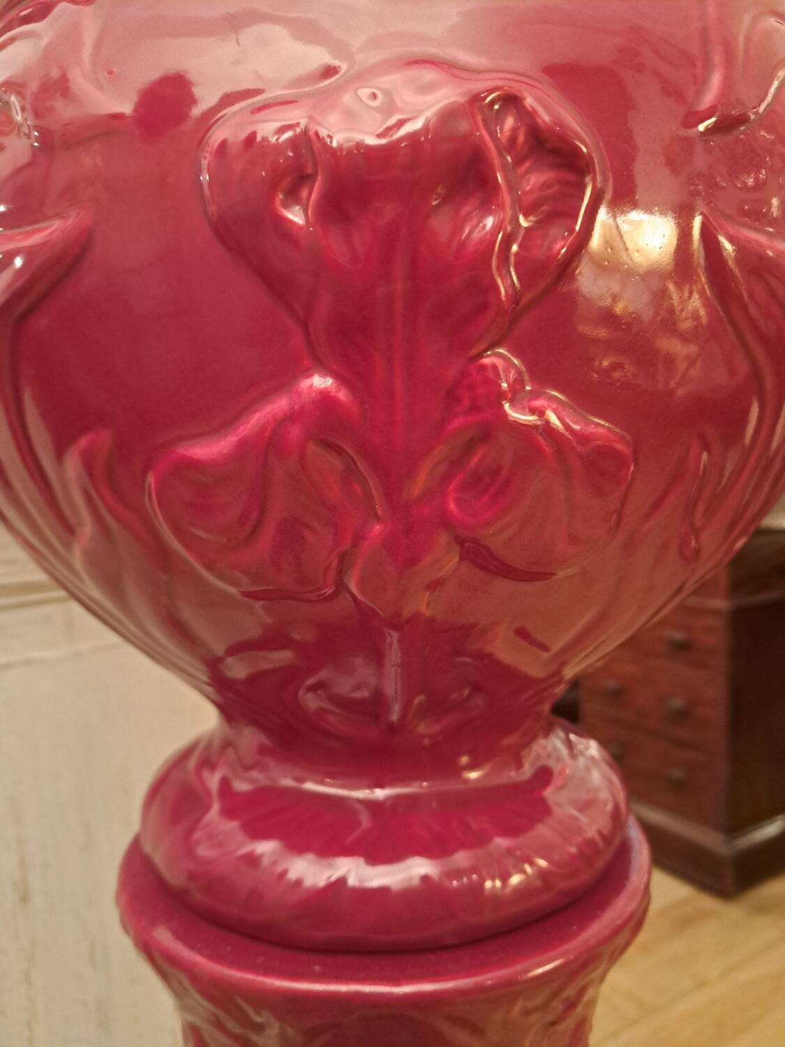 Cache pot on Art Nouveau column in earthenware.