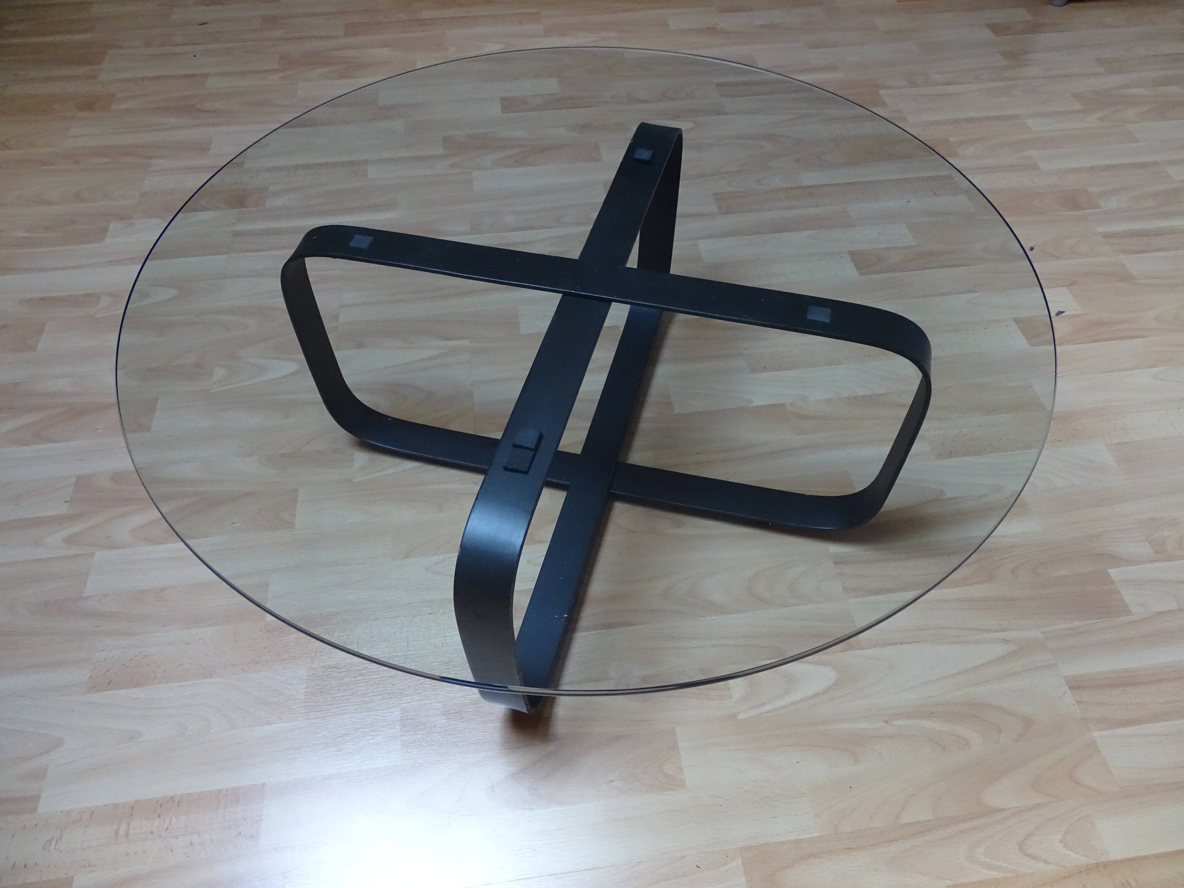Design round glass coffee table, crossed legs