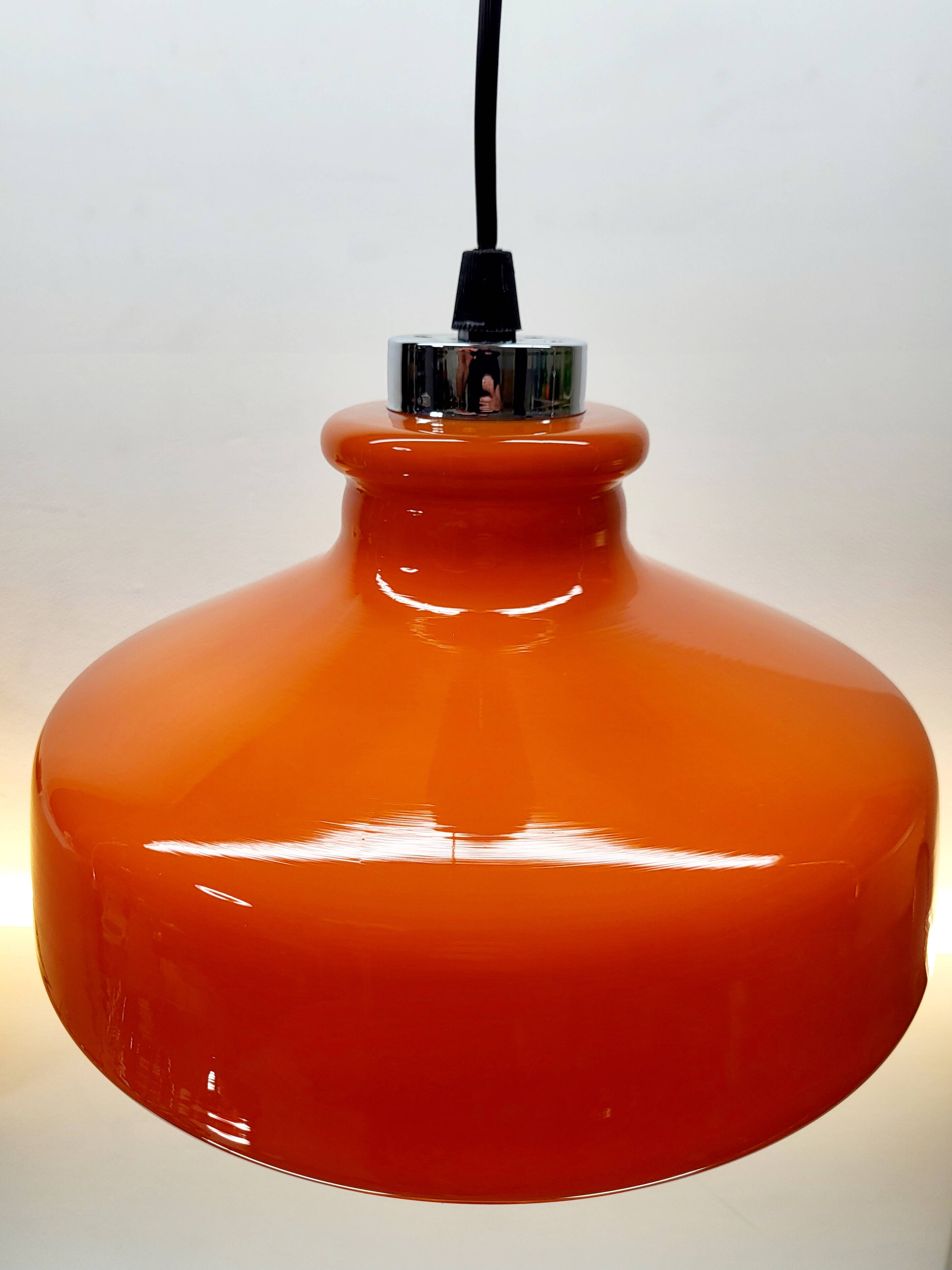 Suspension vintage en verre opalin orange avec finition chromée, années 60