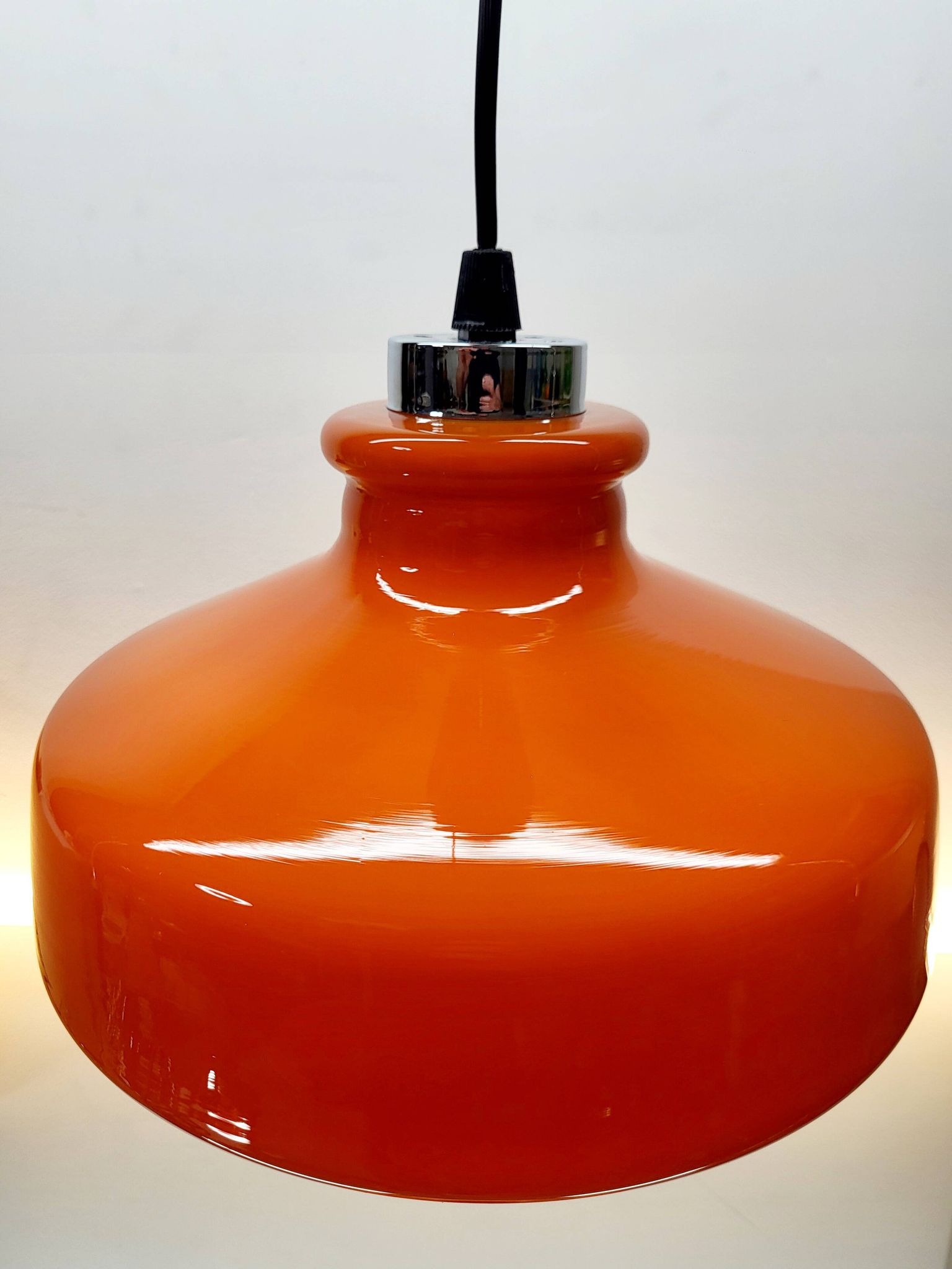 Suspension vintage en verre opalin orange avec finition chromée, années 60