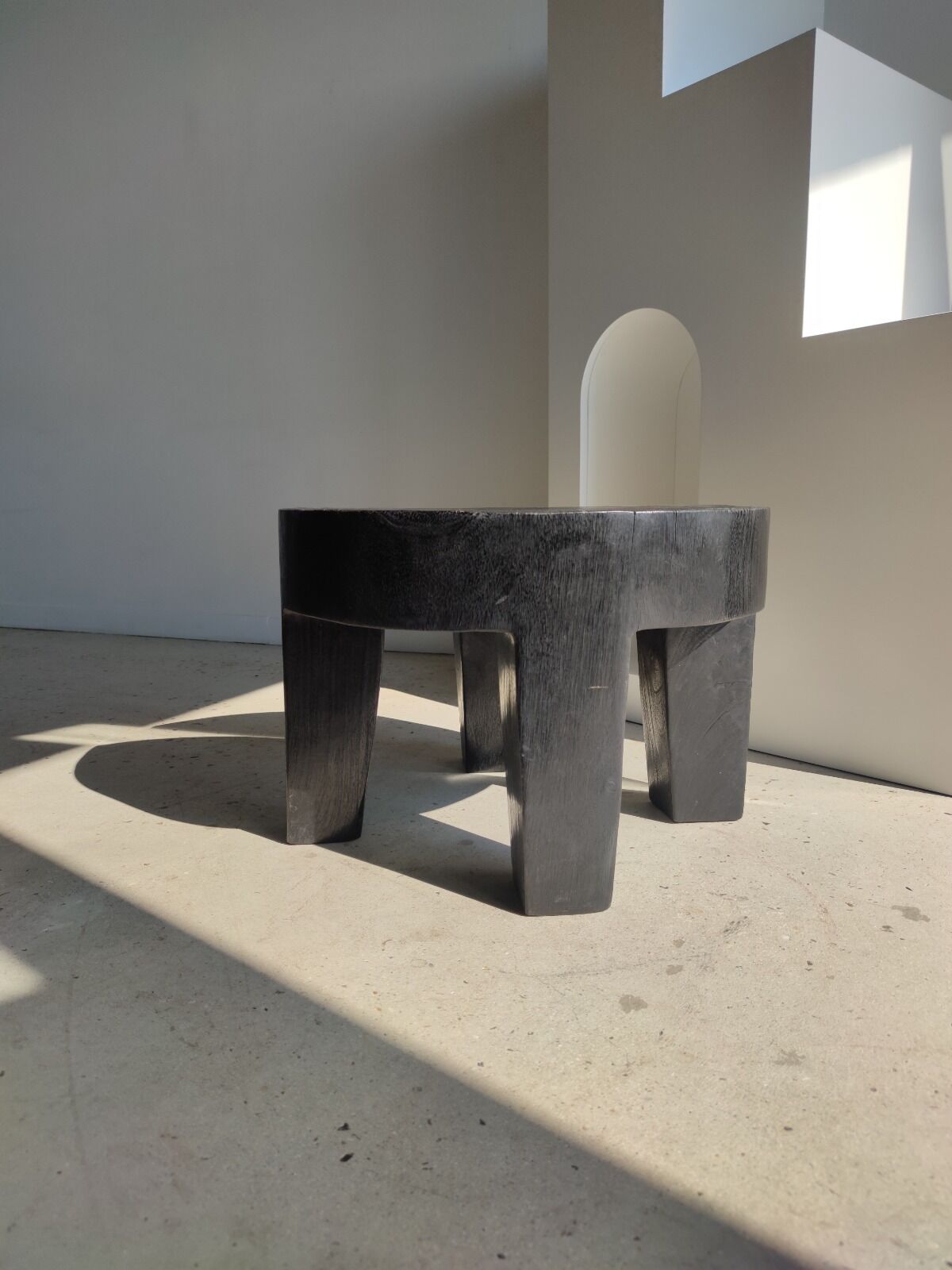 Quadripod coffee table in black monoxyl solid wood