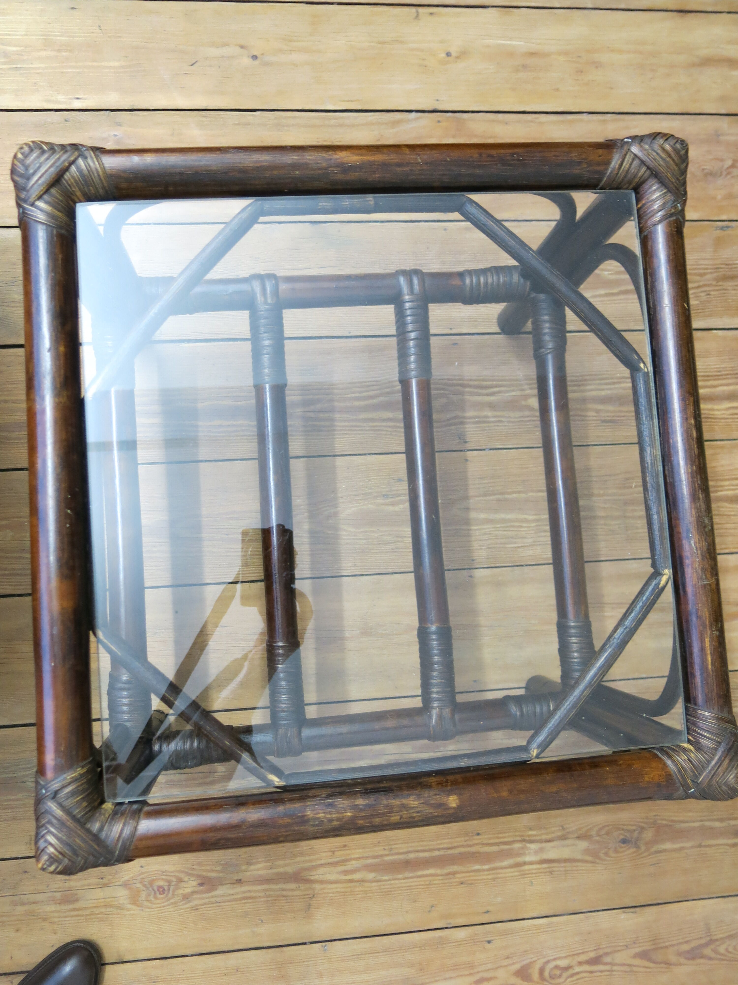 Table d'appoint en rotin avec sa plaque en verre