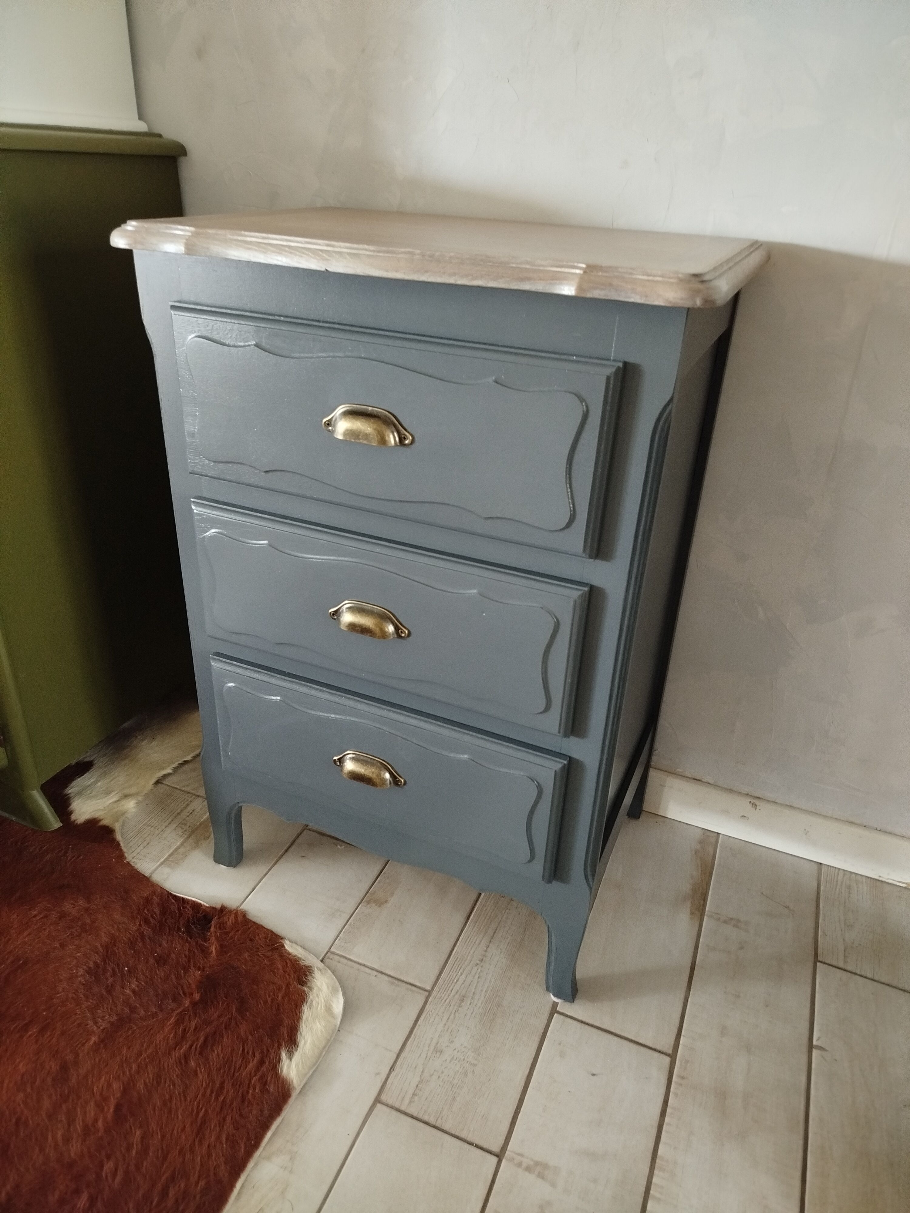 Chest of drawers