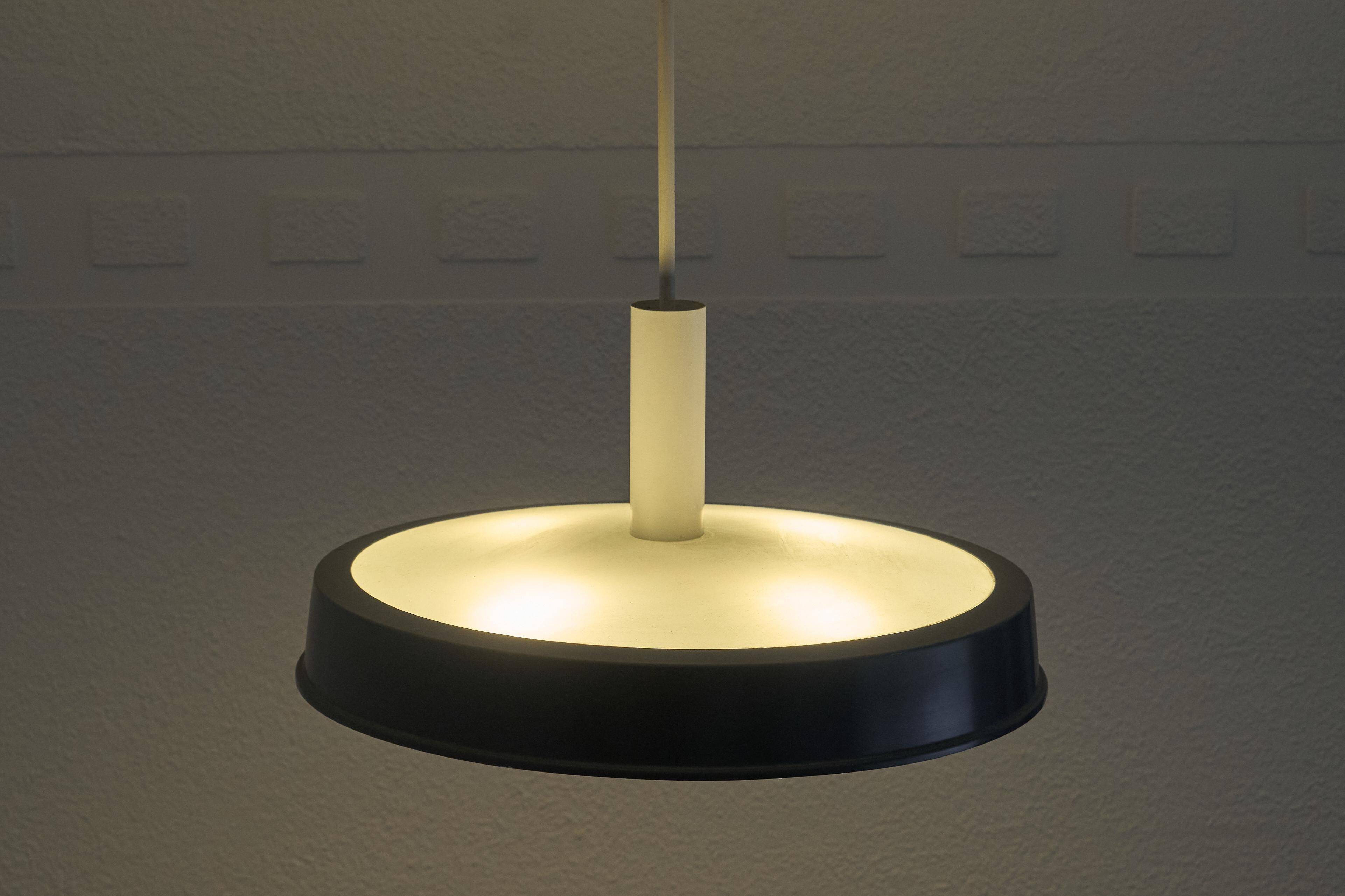 Grande suspension Mid Century métal laqué verre opalin gravé 1960