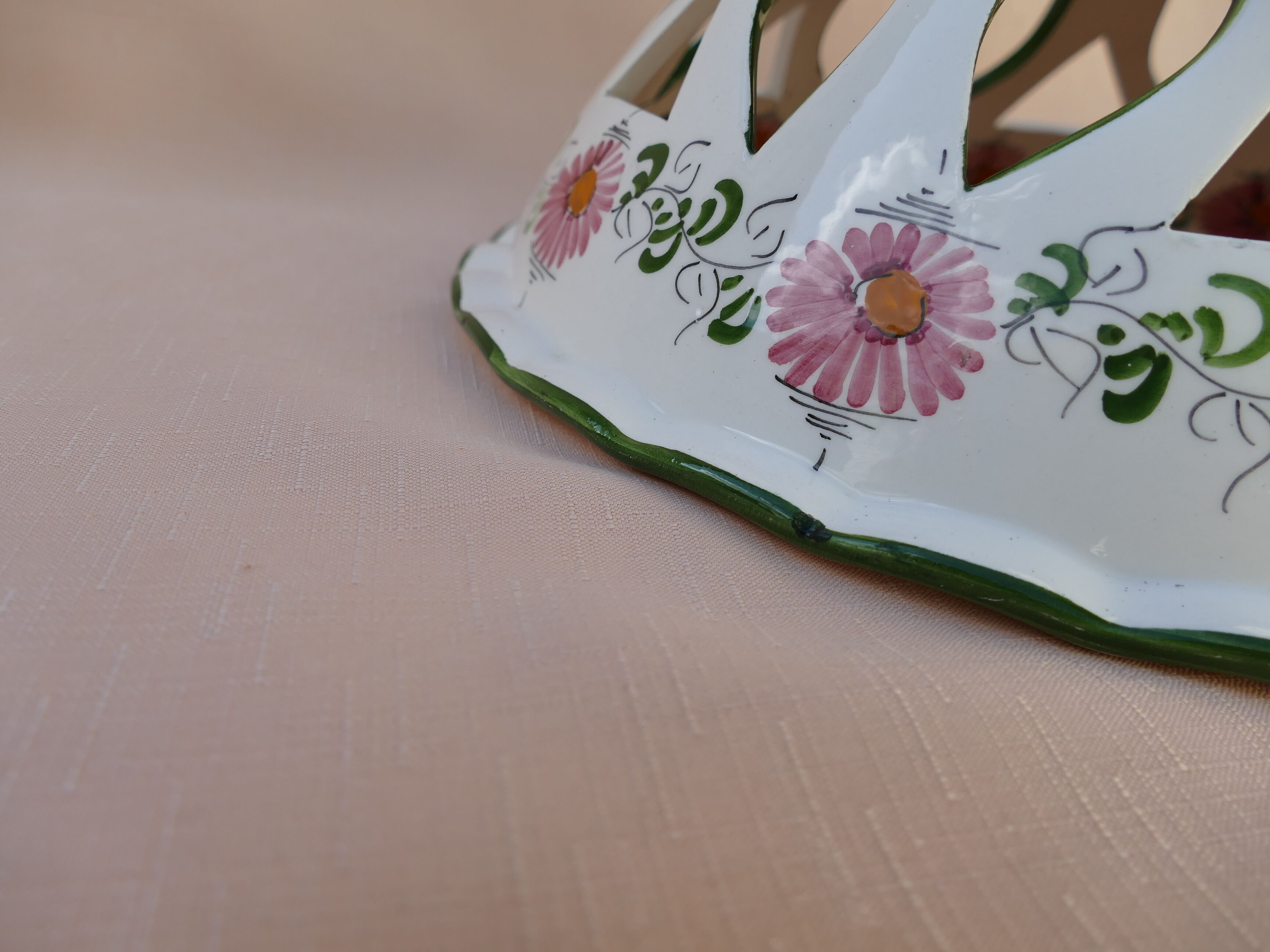 Enamelled metal luminaire suspension