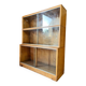 Bibliothèque vitrine en bois massif par Minty