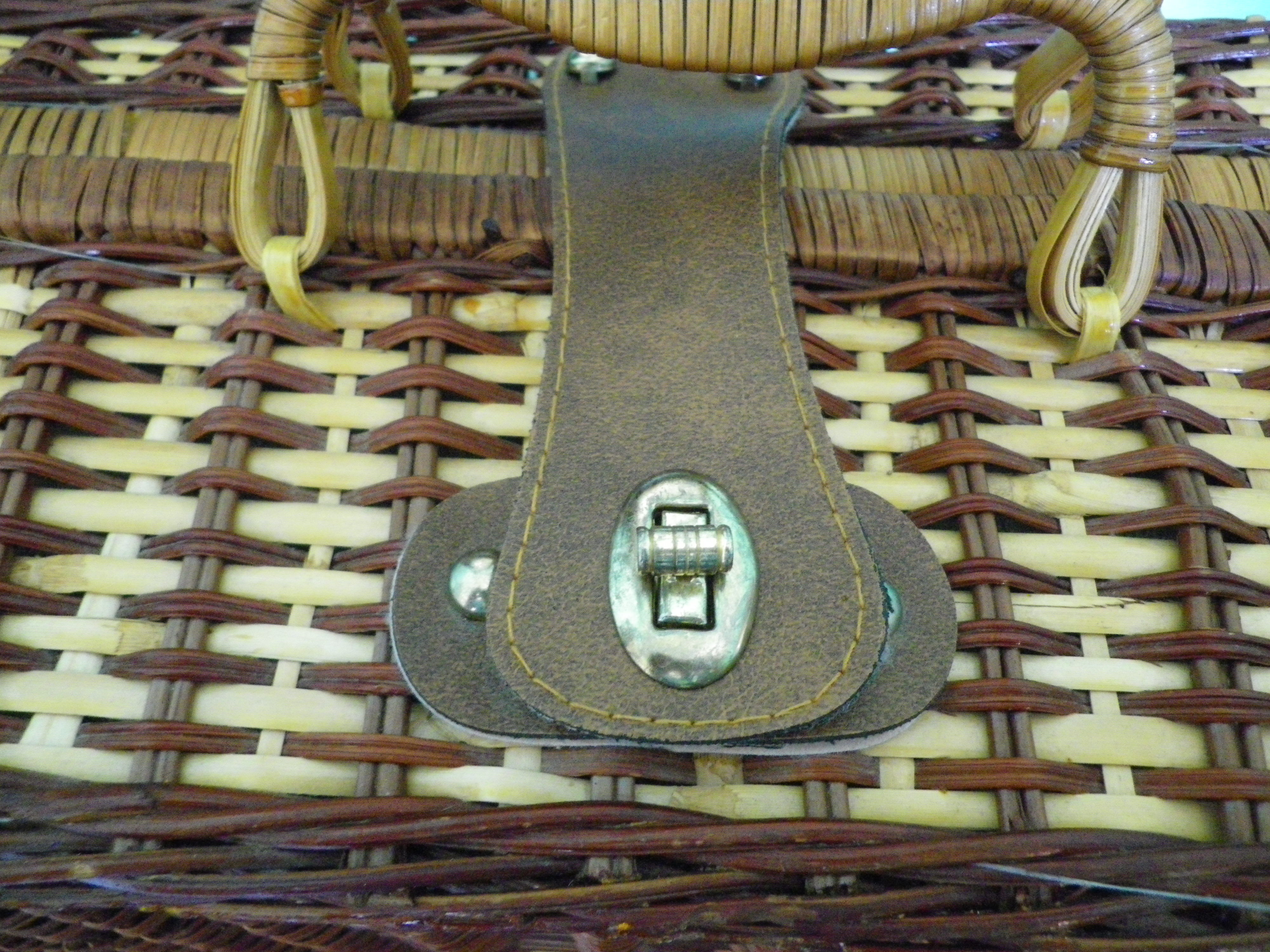 Picnic suitcase, braided wicker, 2 handles, leather closure