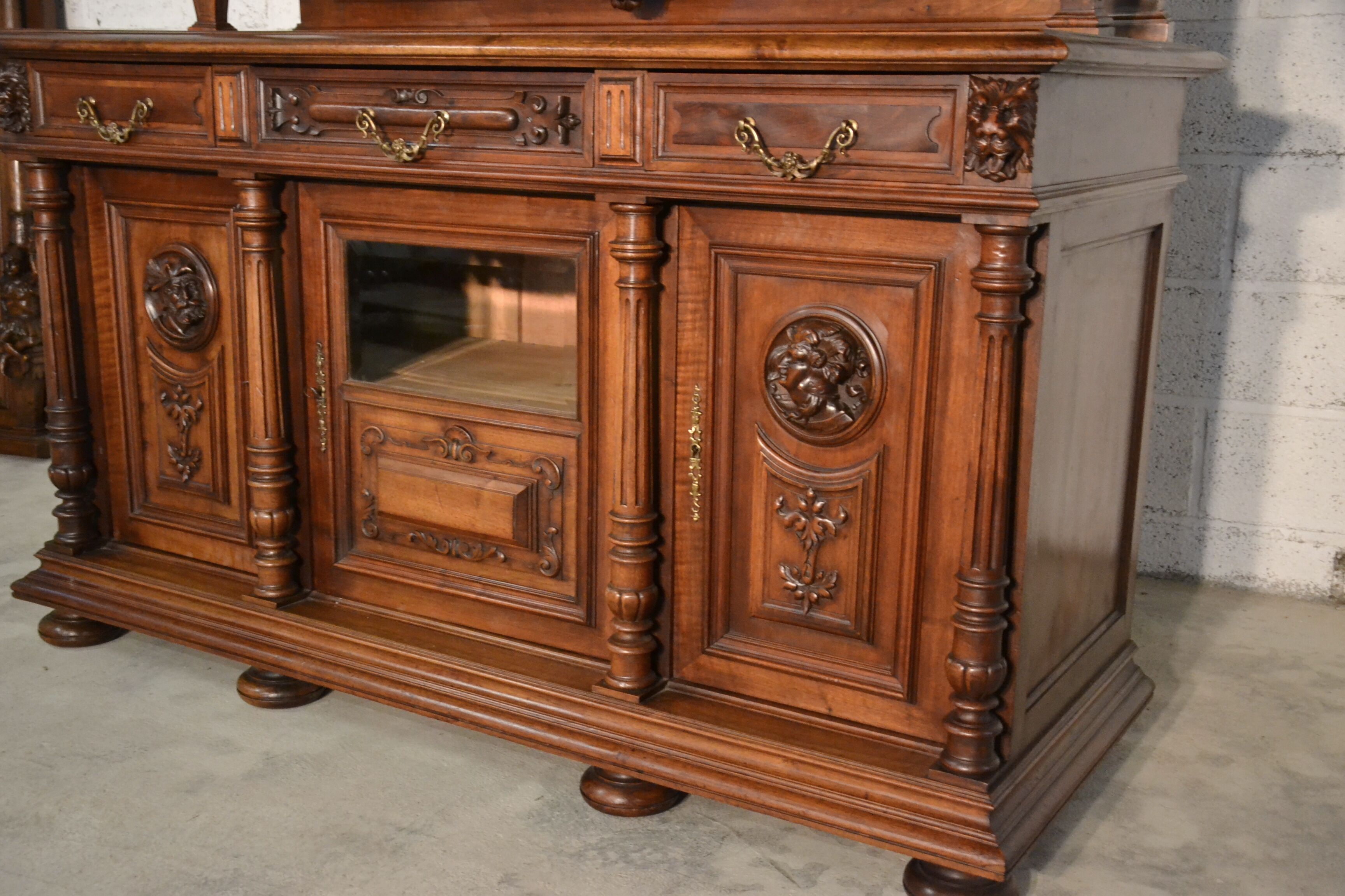 Buffet de salle à manger en noyer de style troubadour