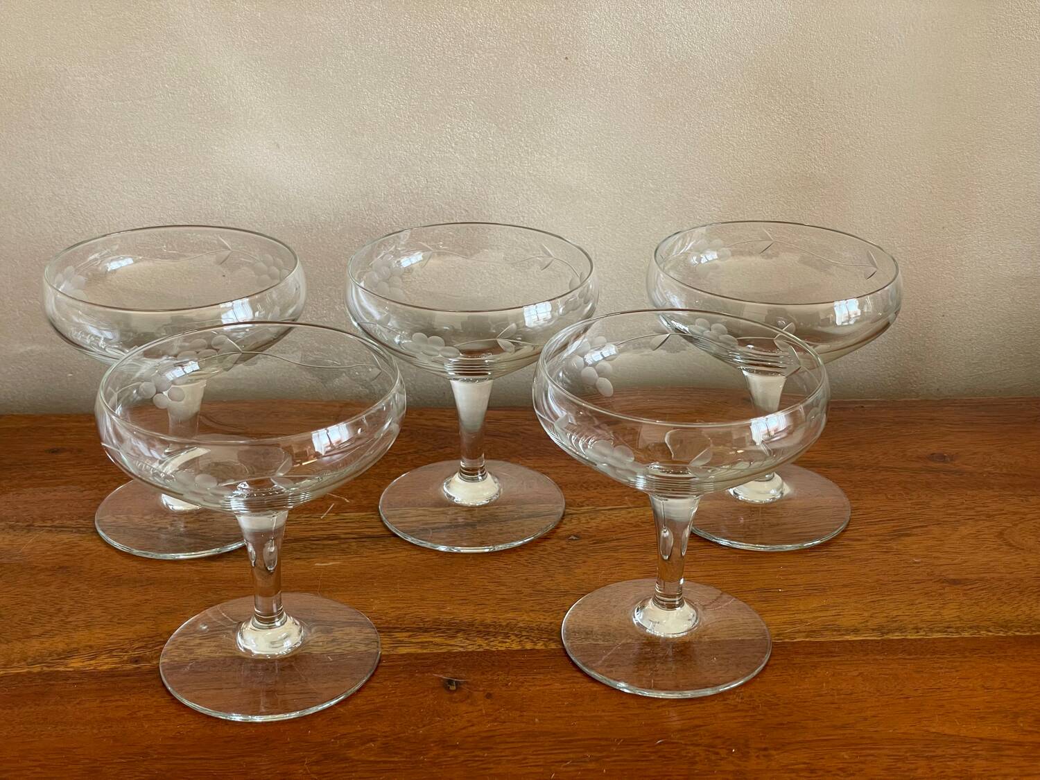 5 champagne glasses with flower decoration