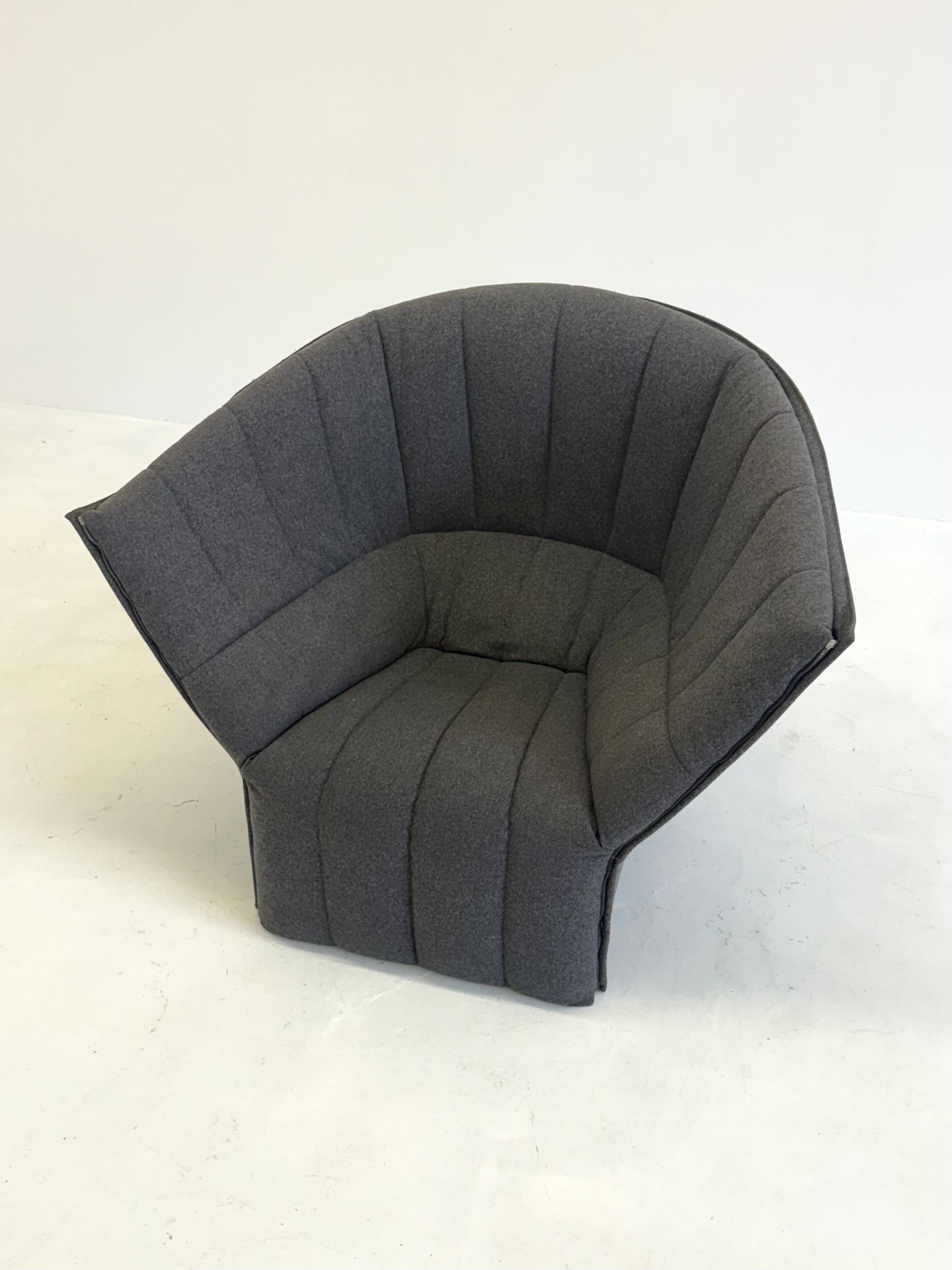 Fauteuil Moel gris foncé de Ligne Roset par Inga Sempé