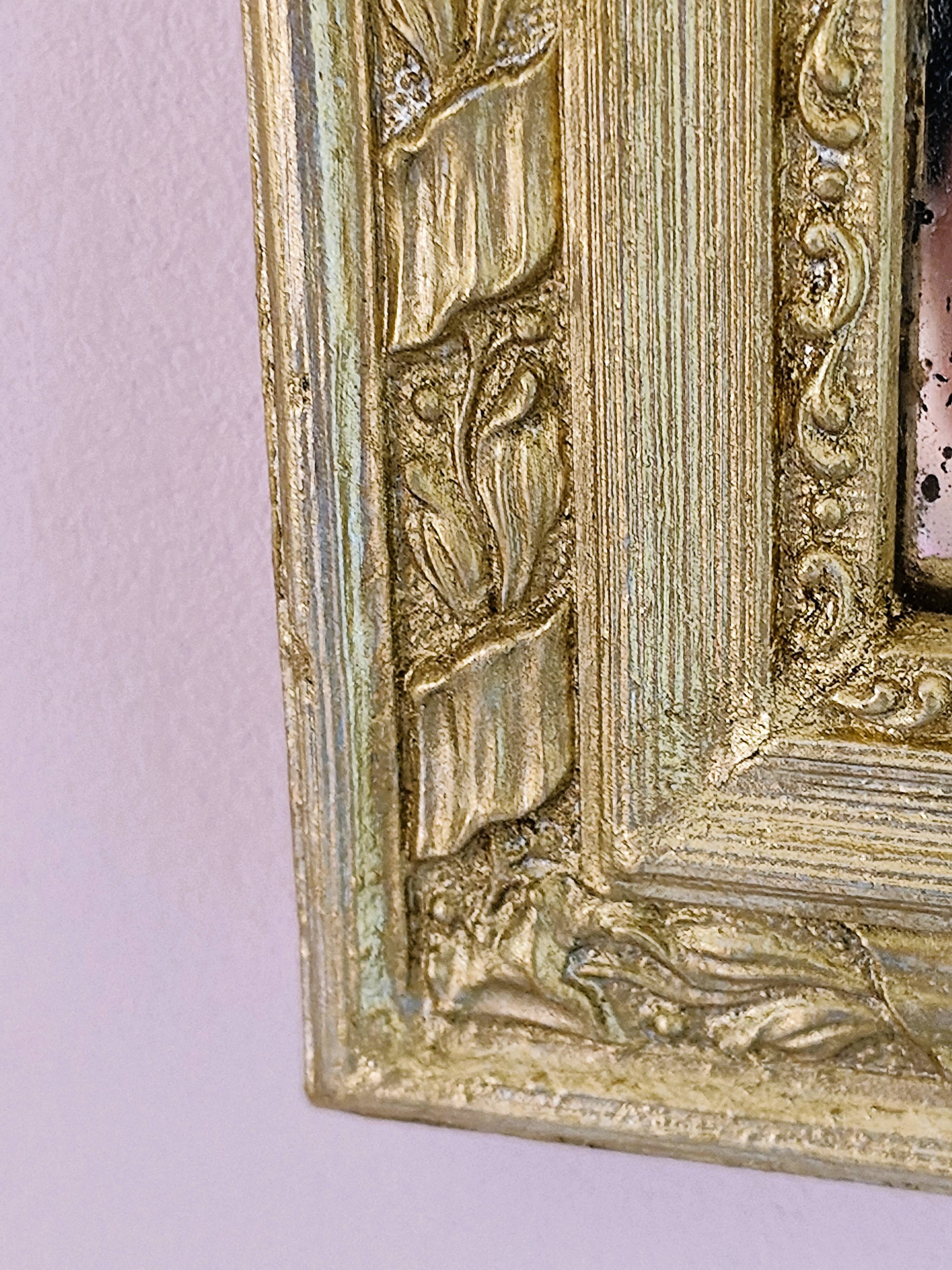 Petit miroir ancien en bois doré avec fronton