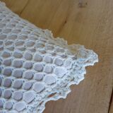 Coussin avec housse en crochet blanc