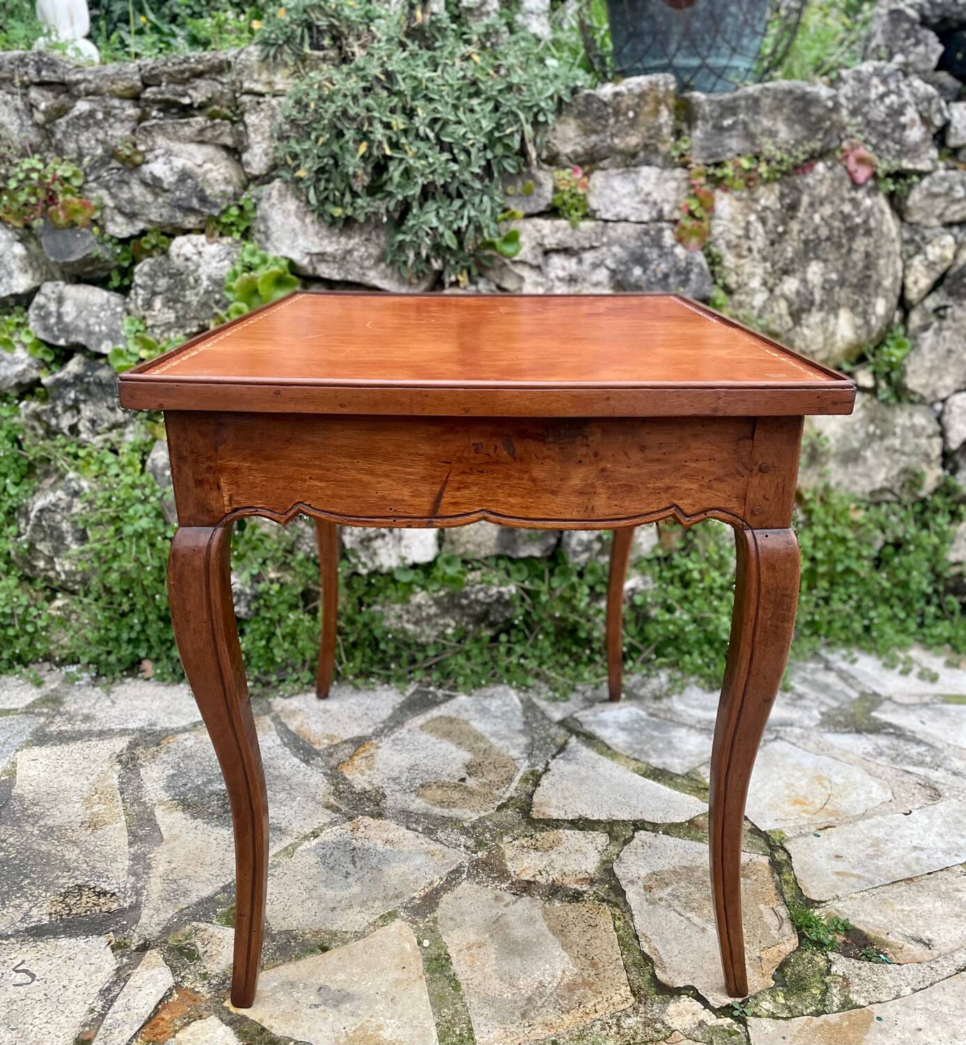 Petite table bureau dite à plateau « Cabaret » en noyer d’époque Louis XV