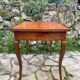 Petite table bureau dite à plateau « Cabaret » en noyer d’époque Louis XV