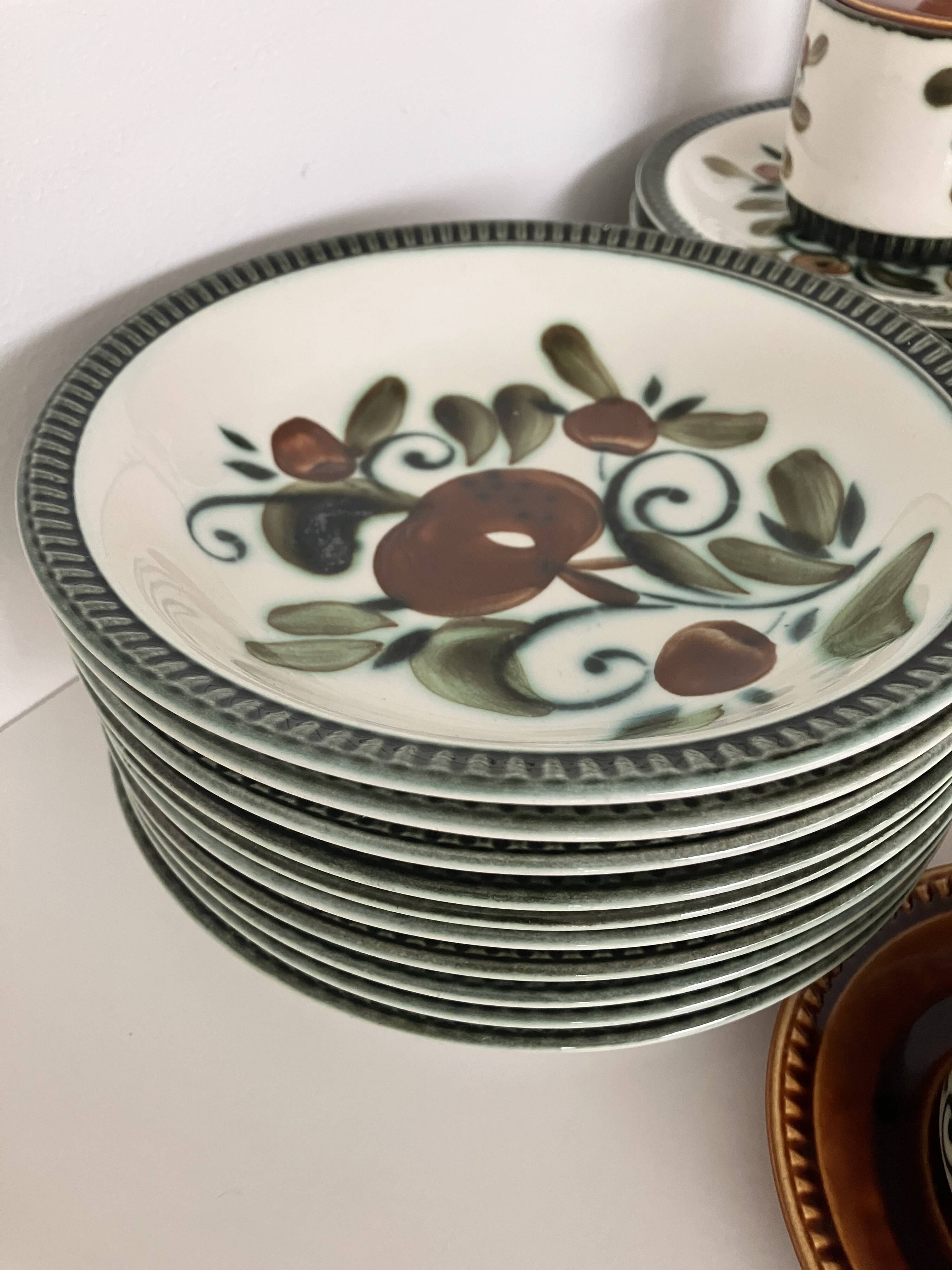 Tableware service plates and cups Argenteuil La Louvière Boch 1960