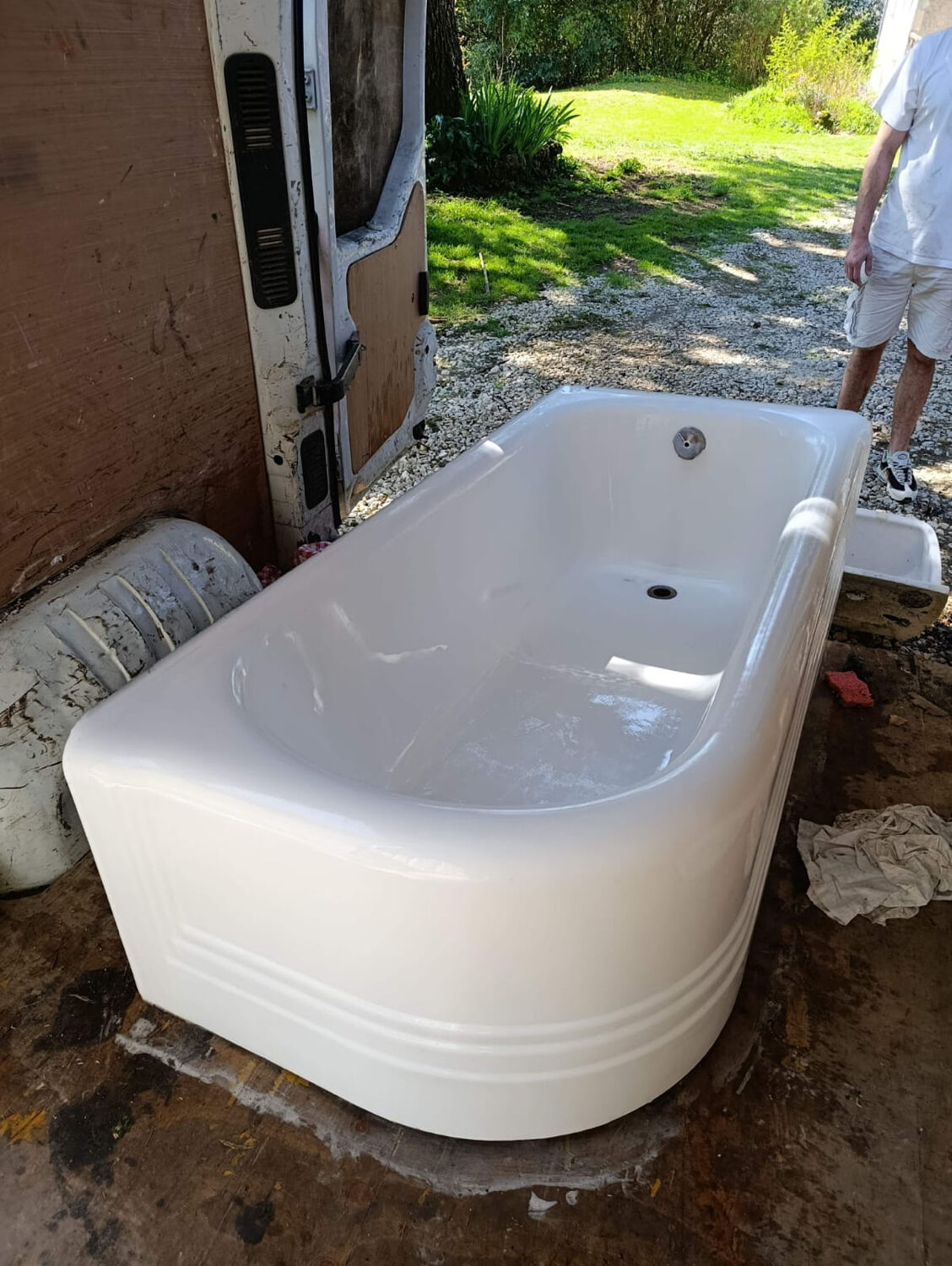 Art Deco bathtub from the 1930s and washbasin.