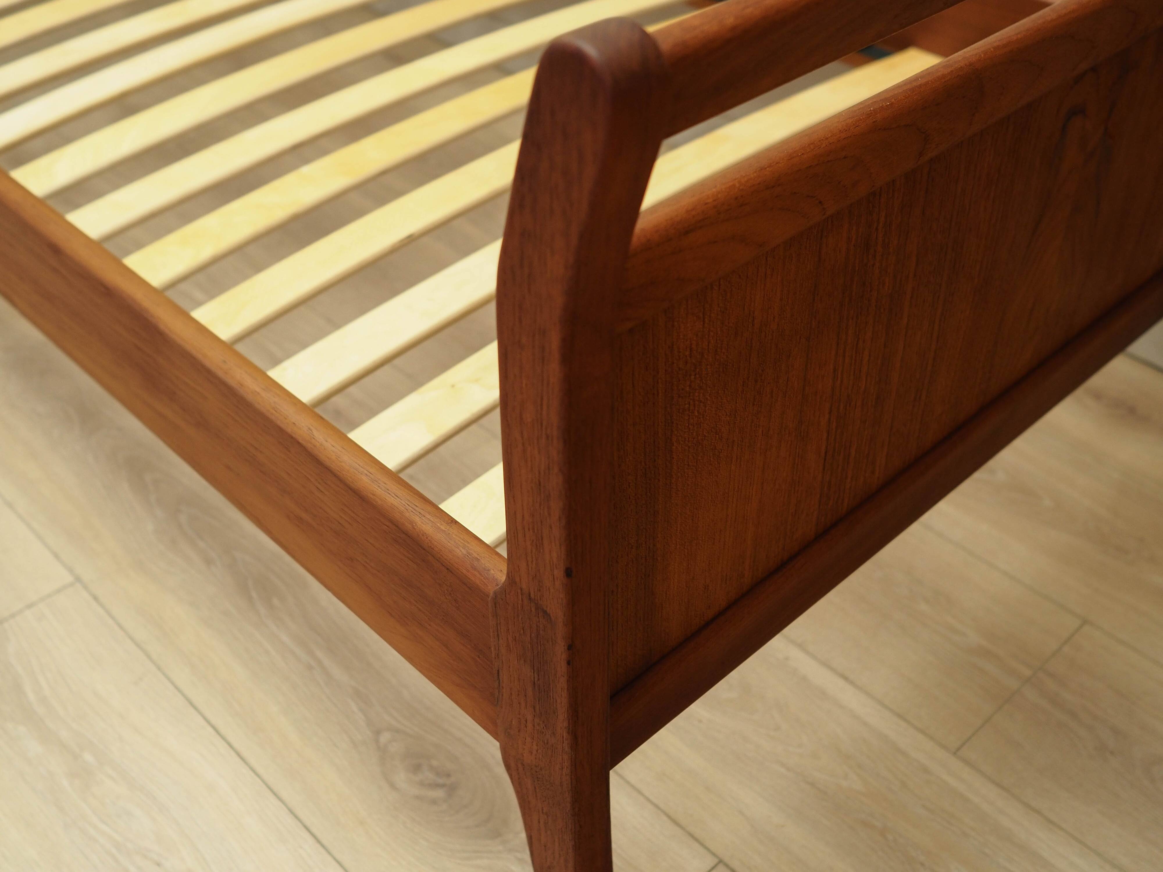 Lit en teck, design danois, années 1970, production : Danemark