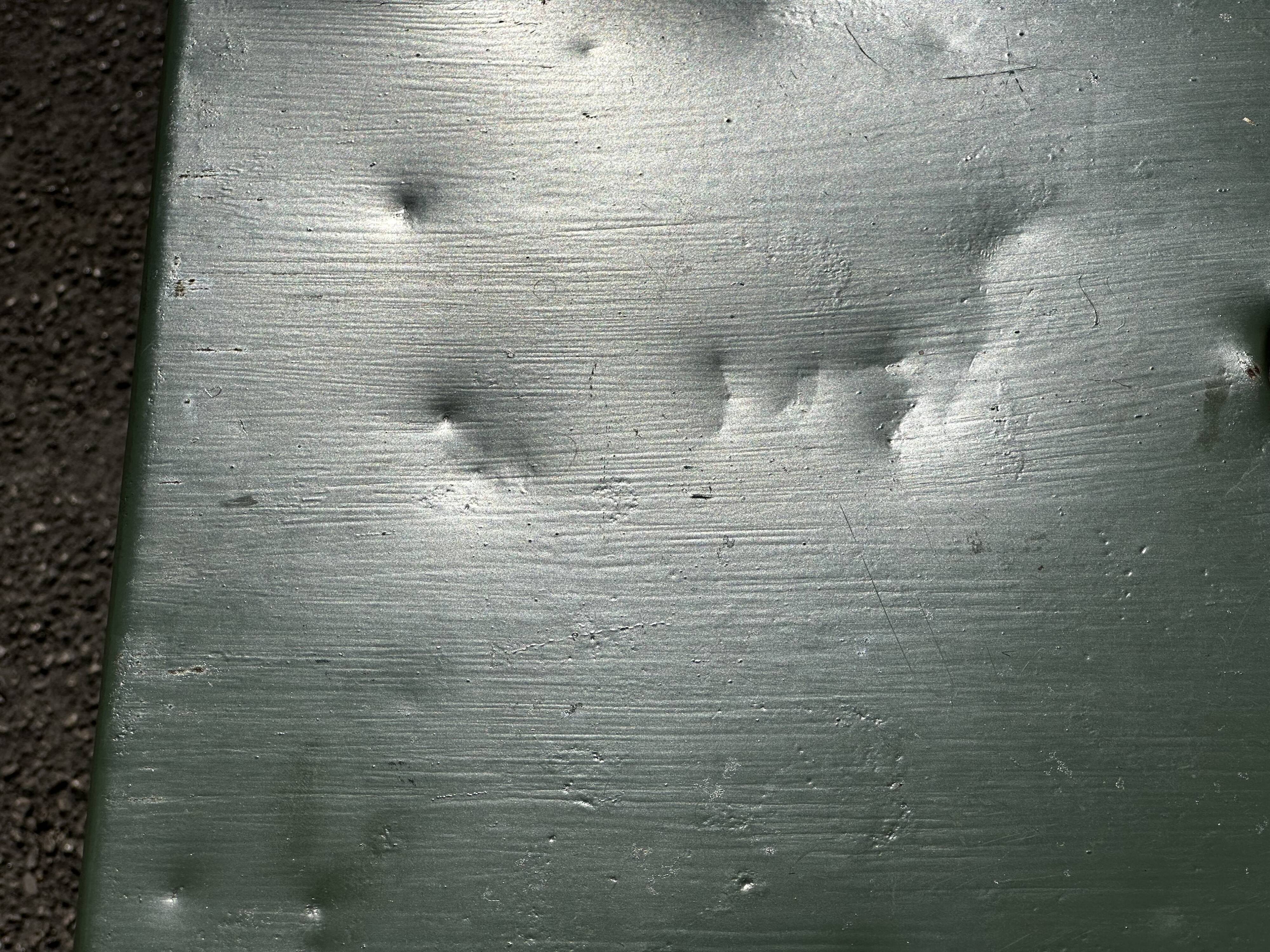 Table de jardin ou bistro pliante en tôle kaki début années 50