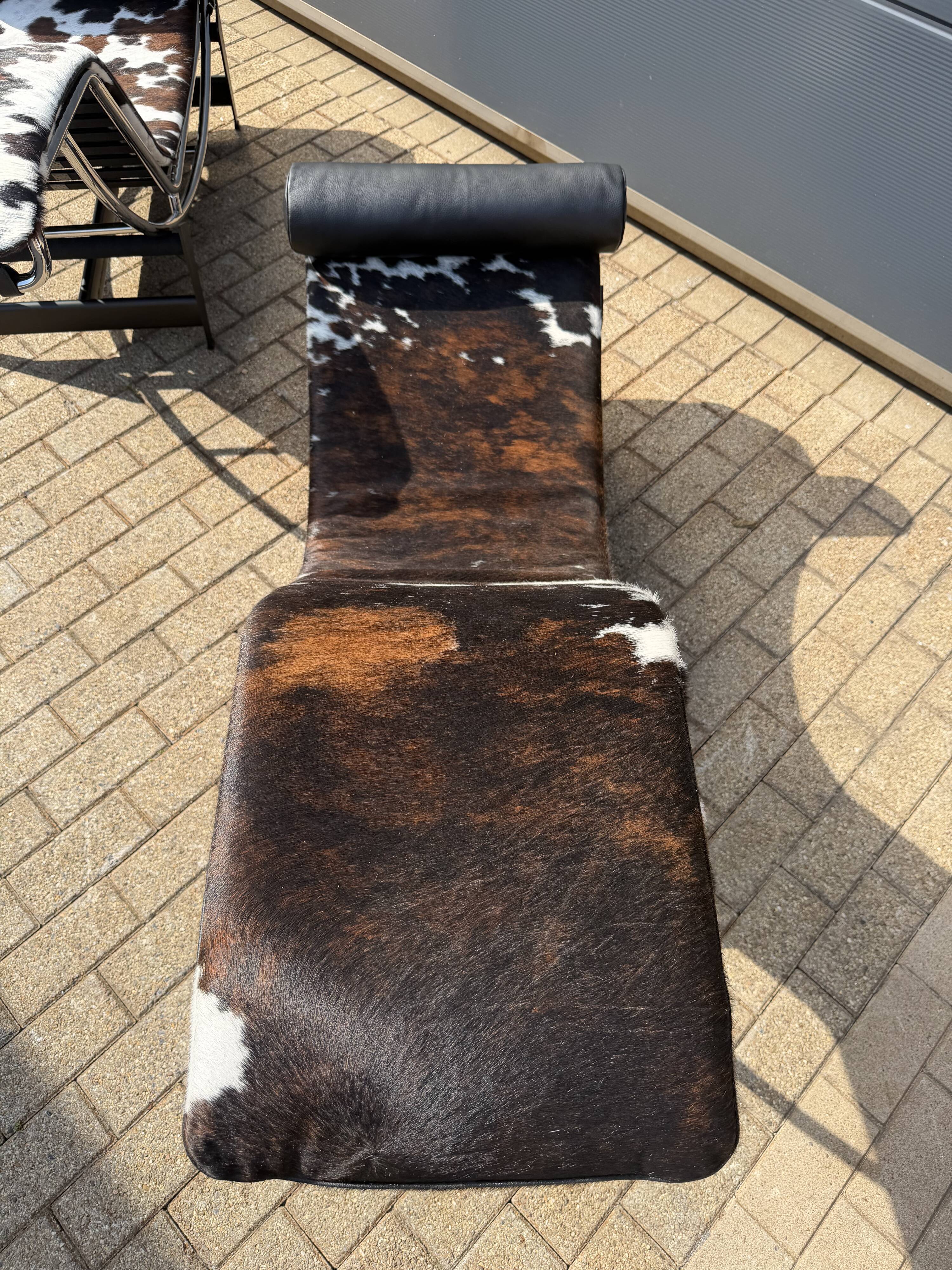 Cassina LC4 Le Corbusier original (signed) in cowhide, in new condition.