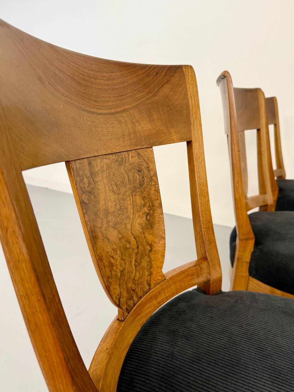 Set of 8 19th century Biedermeier art deco chairs in walnut with new upholstery