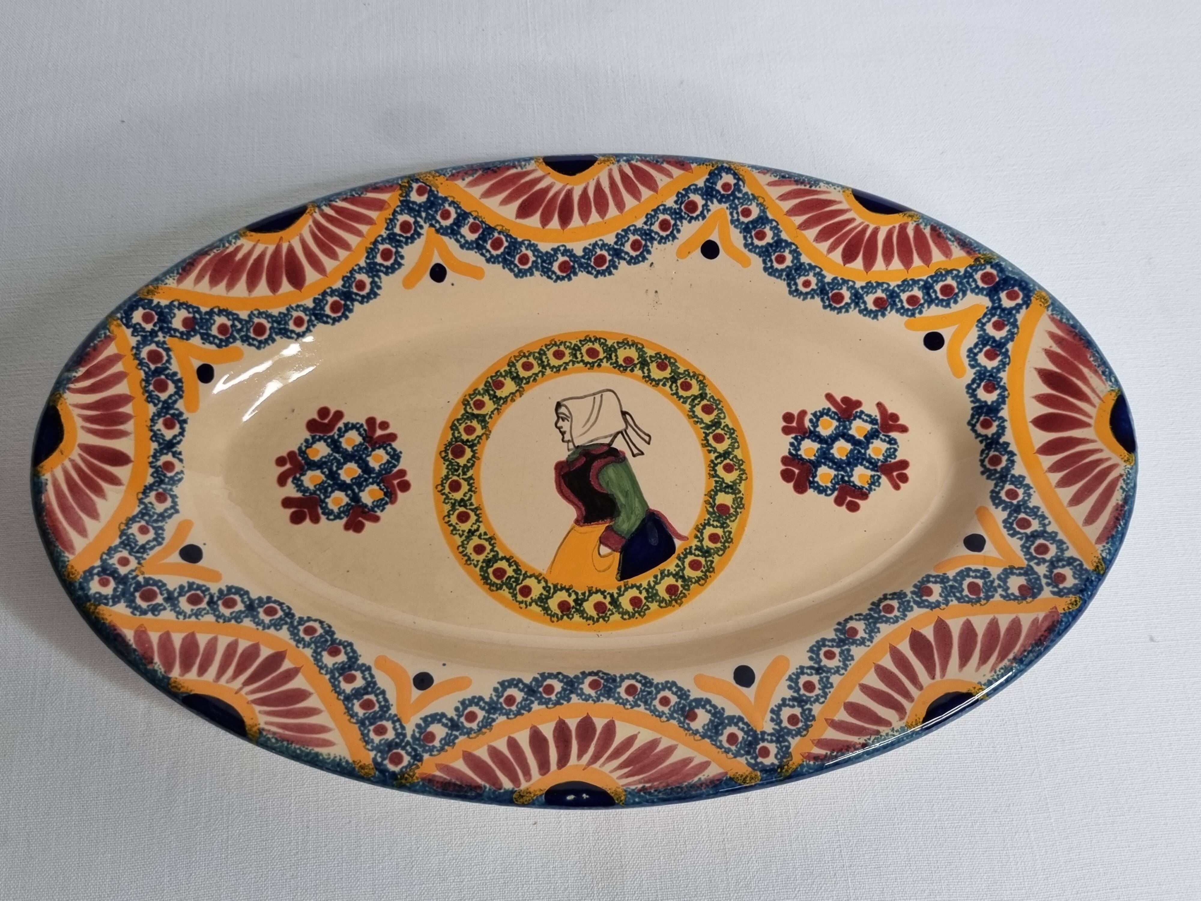 Oval dish in vintage Quimper Henriot earthenware, signed, traditional Breton decor, 29 cm