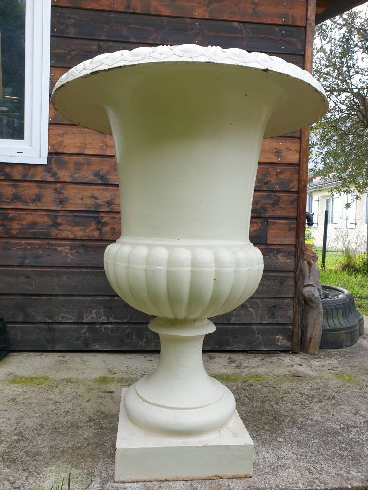 Médicis vases in cast iron