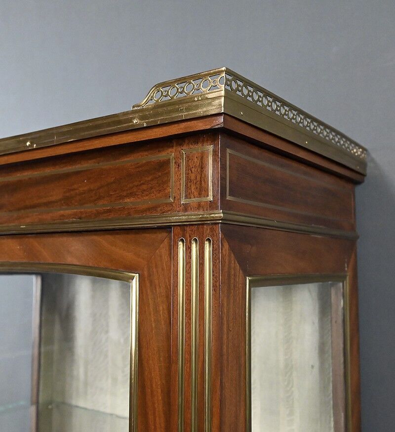 Vitrine en acajou, style Louis XVI – Début XXe