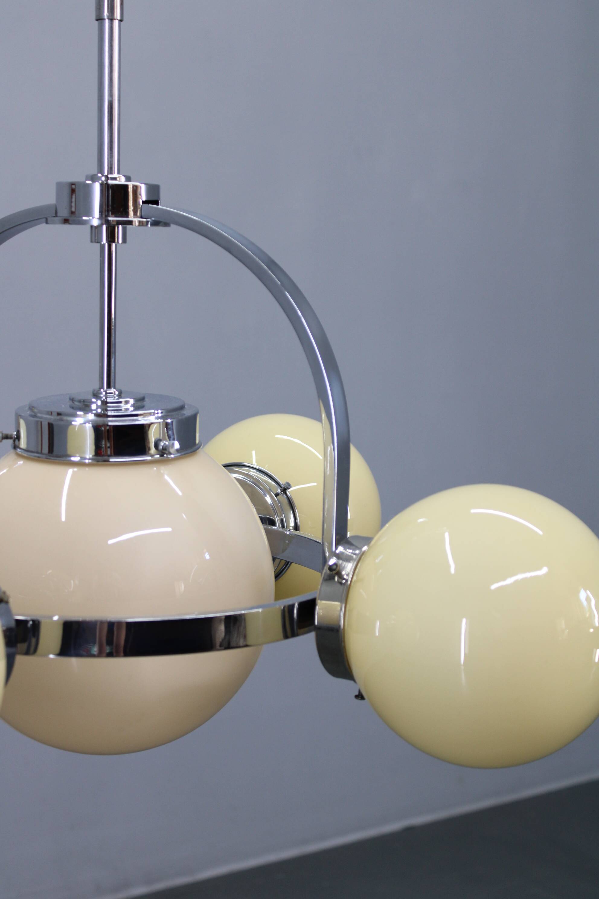 Lustre Art Déco chromé des années 1930 avec abat-jour en verre opalin champagne