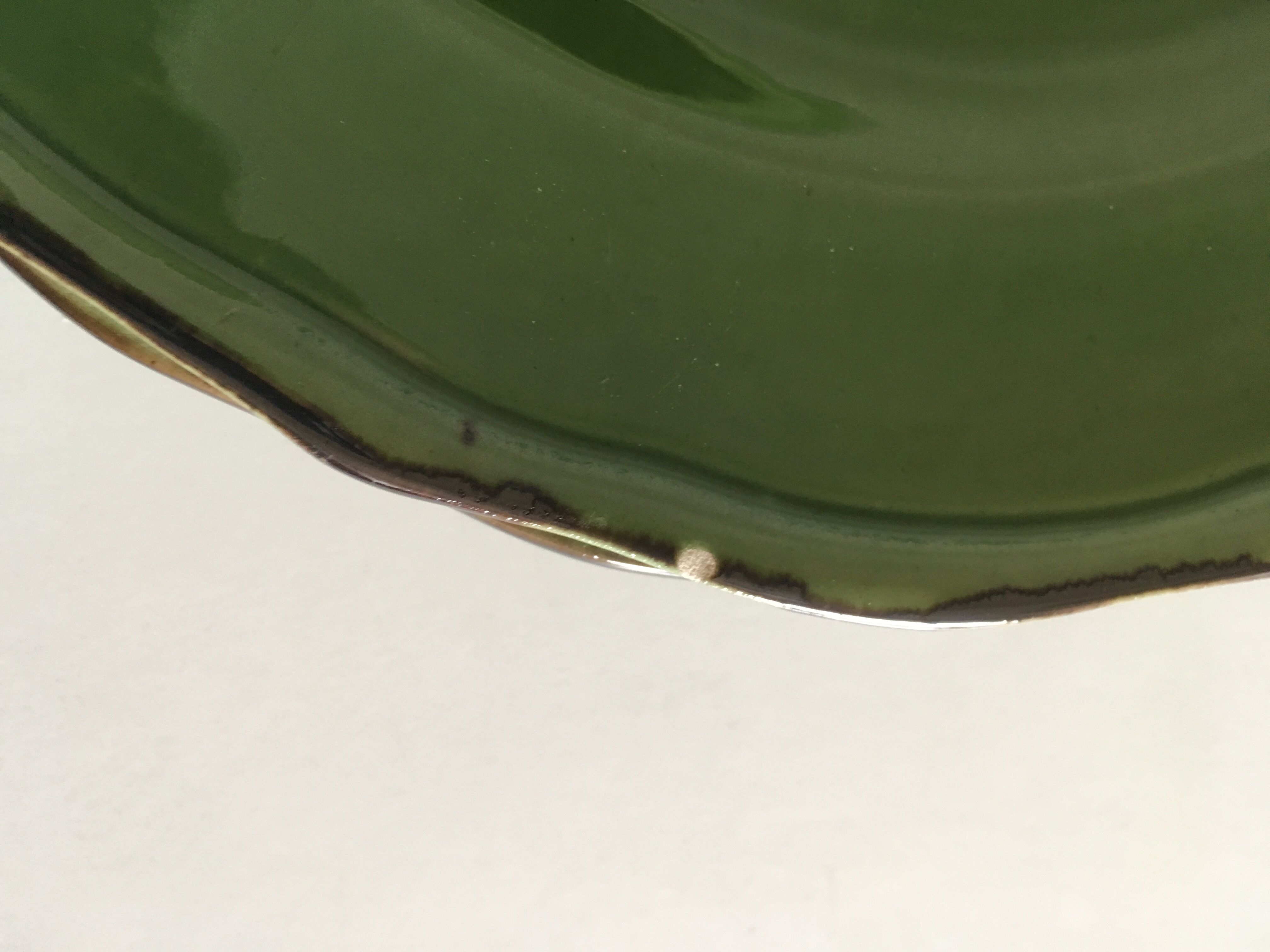 Set d'assiettes à godrons en terre émaillée vert Provence