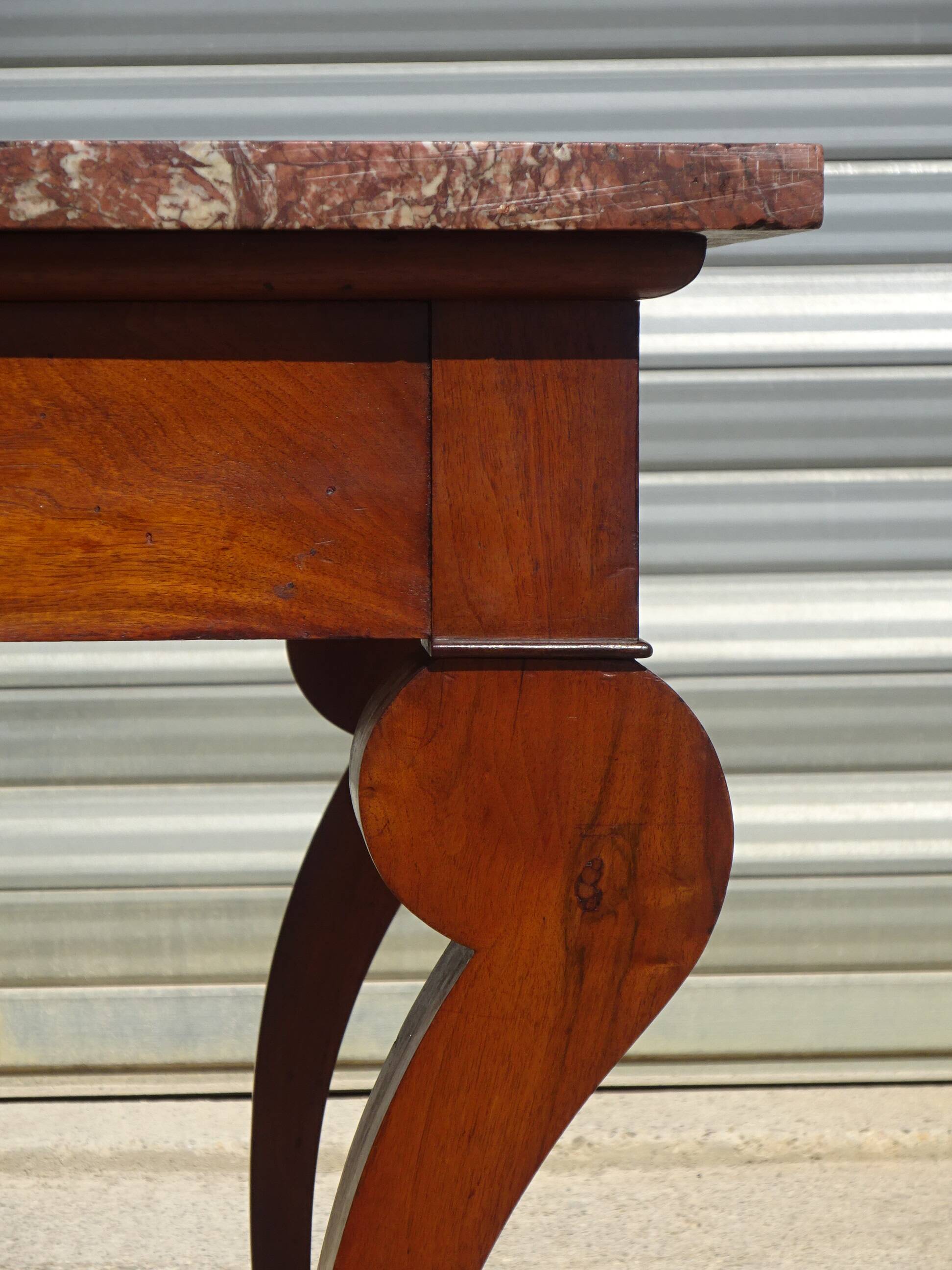 Console époque Restauration, style  Charles X en noyer avec marbre griotte